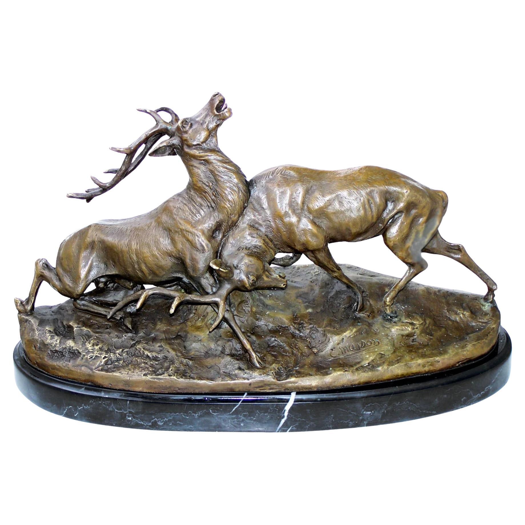 Escultura de bronce de ciervos en lucha sobre base de mármol, estilo del siglo XX