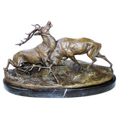 Sculpture en bronze représentant des cerfs en combat, sur socle en marbre, style du XXe siècle
