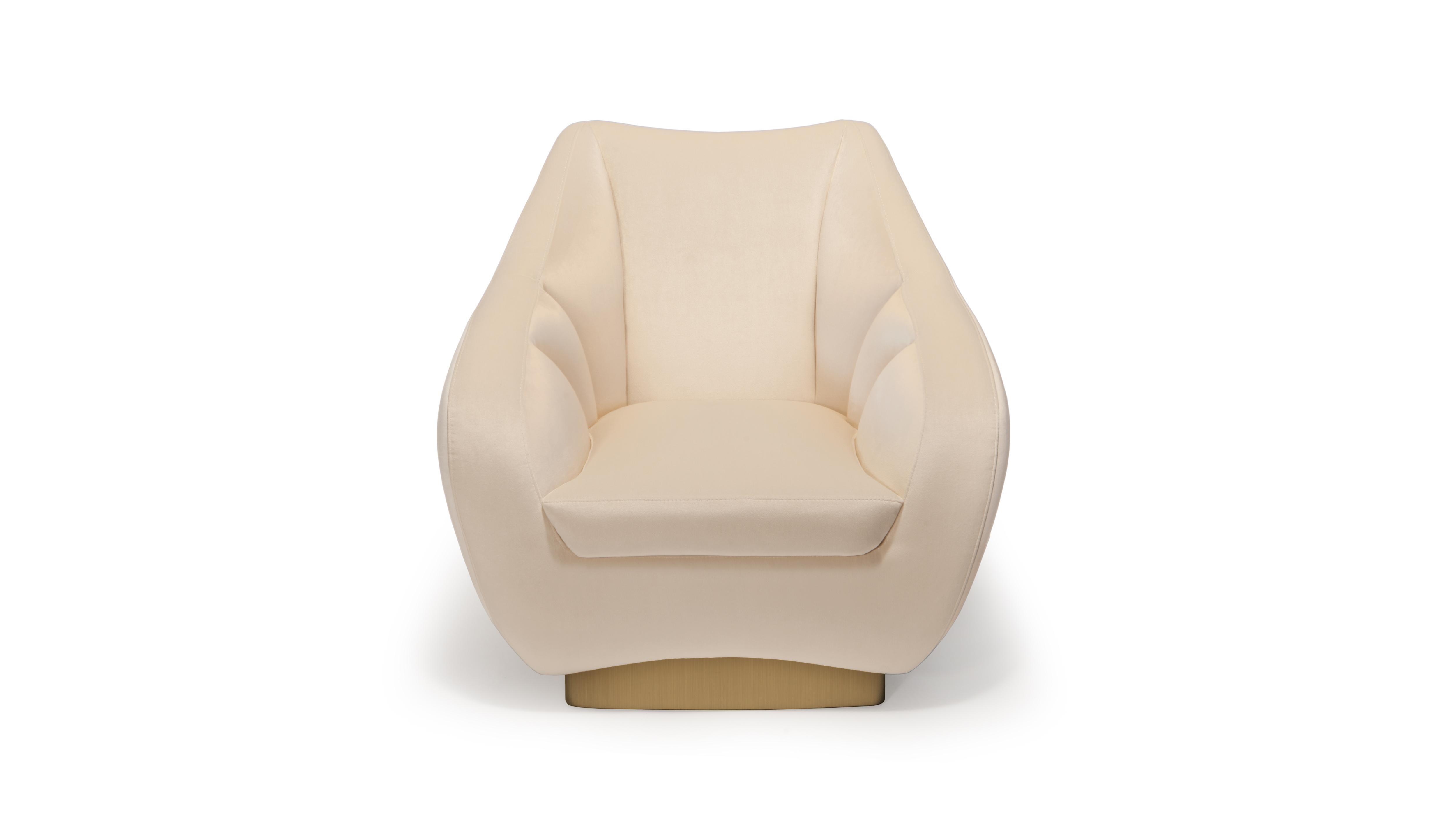 Located in the sunny California, the charming Figueroa Mountain is a magical landscape that led to the creation of the Figueroa armchair.

The long curves of the mountain were taken to the armchair’s exterior and the mountainside ripples were placed