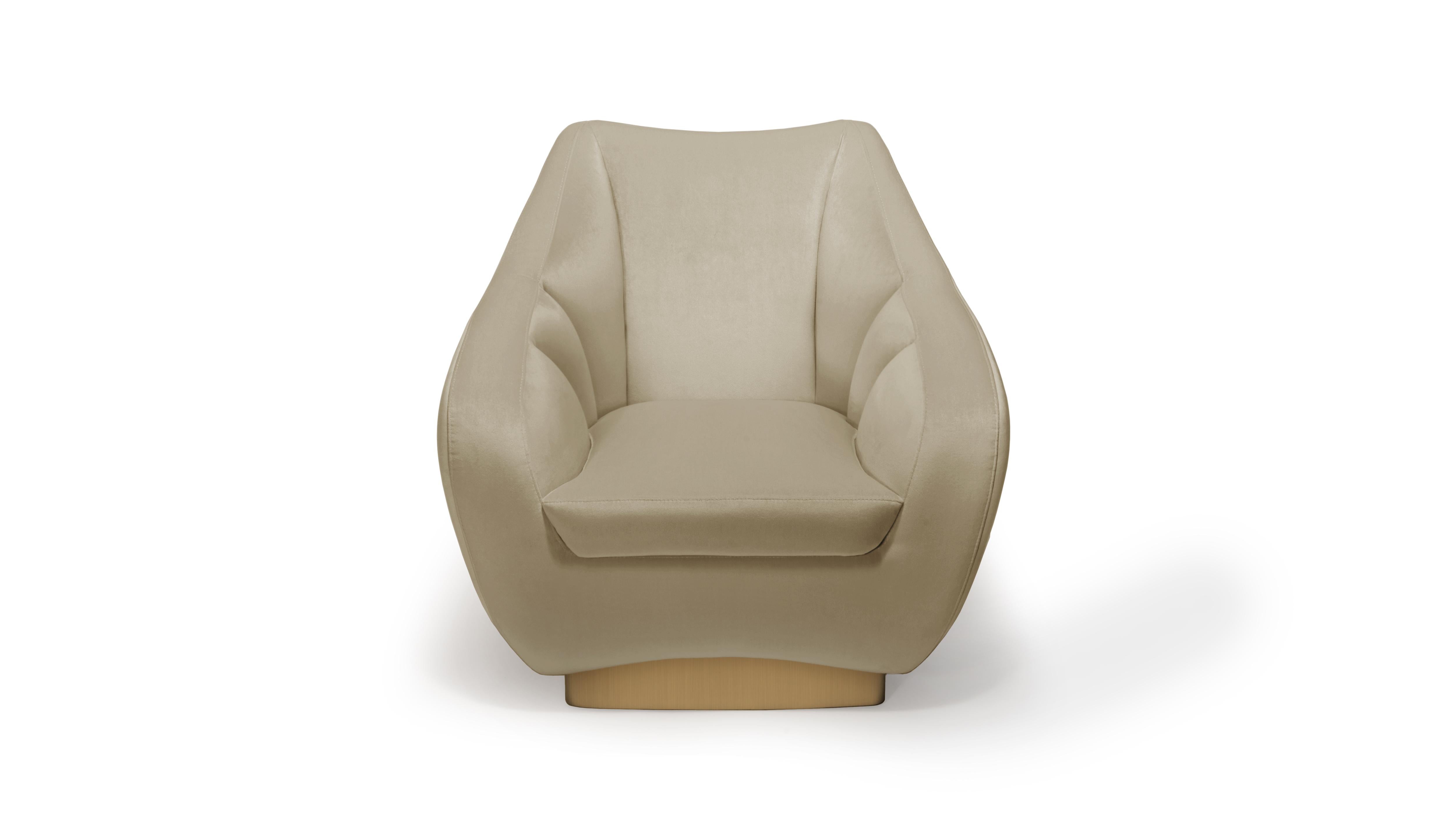 Located in the sunny California, the charming Figueroa Mountain is a magical landscape that led to the creation of the Figueroa armchair.

The long curves of the mountain were taken to the armchair’s exterior and the mountainside ripples were placed