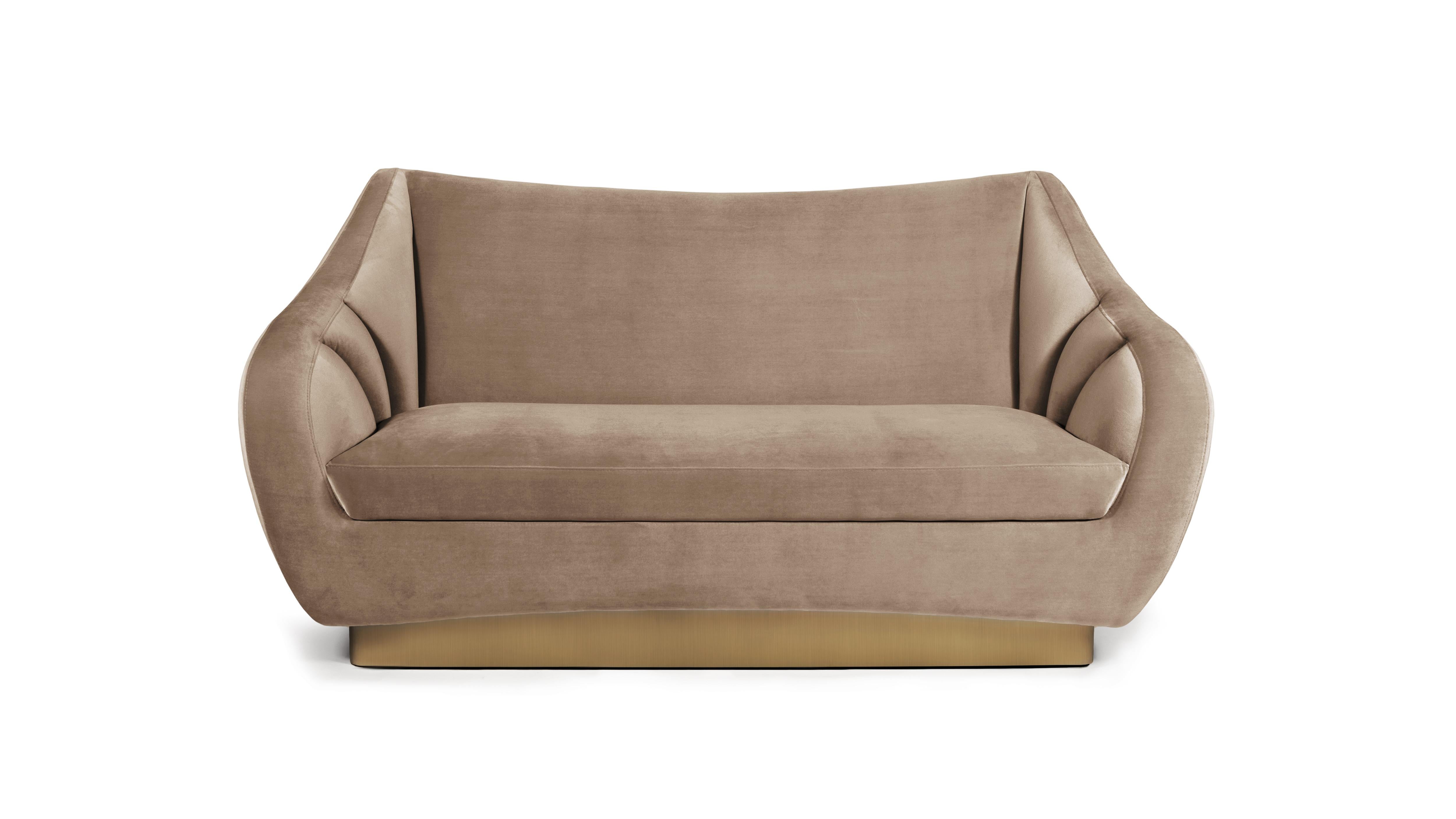 Located in the sunny California, the charming Figueroa Mountain is a magical landscape that led to the creation of the Figueroa sofa.

The long curves of the mountain were taken to the sofa’s exterior and the mountainside ripples were placed on the