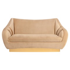 Figueroa Zweisitzer-Sofa, Messing & COM, InsidherLand von Joana Santos Barbosa