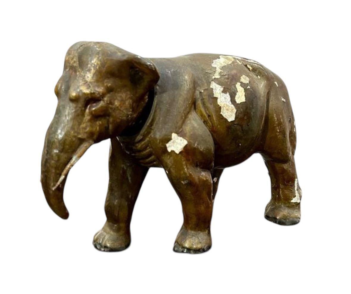 Figura di Elefante CIRCA 1.920, realizzata in materiale ceramico e con la testa basculante.