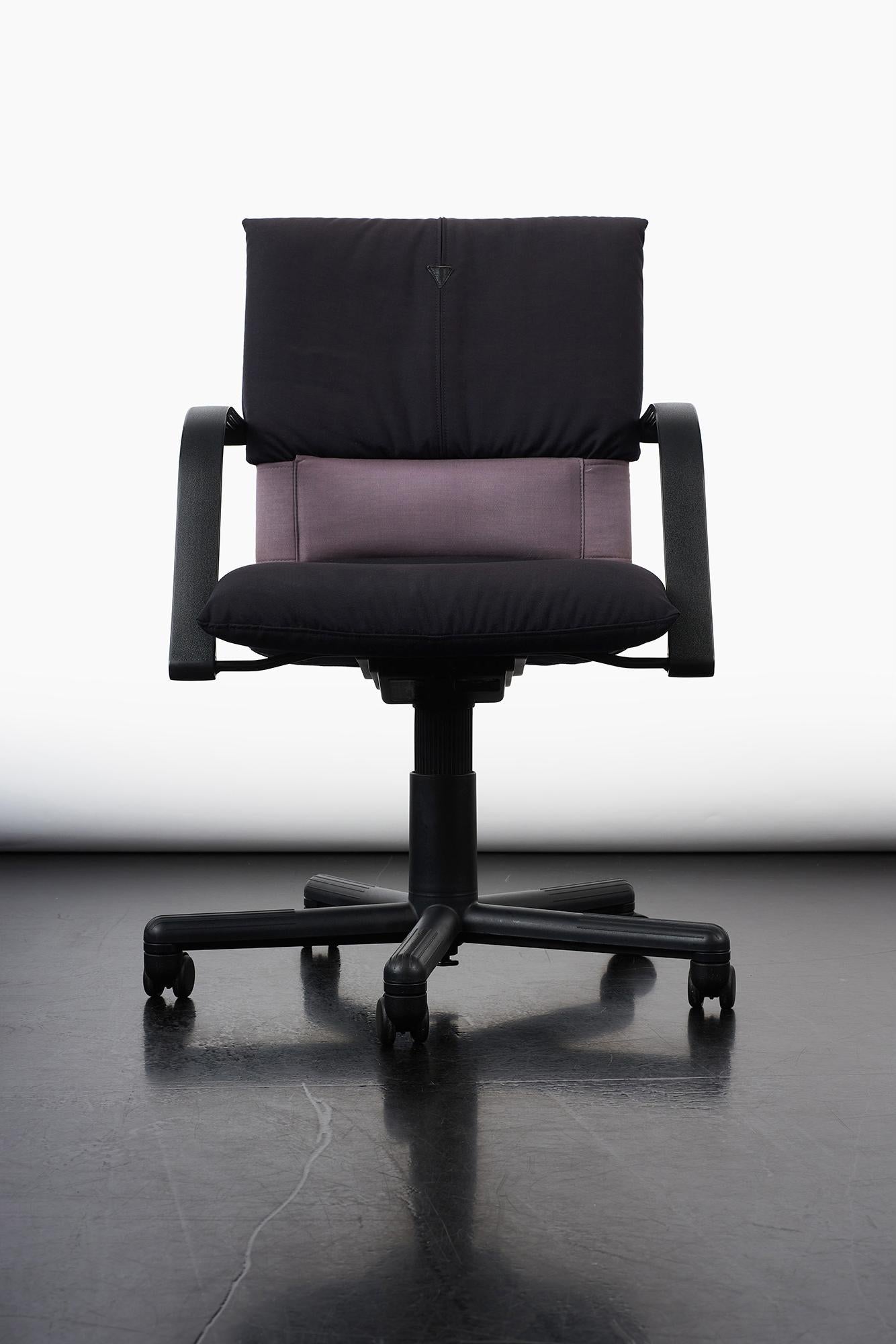 Chaise Figura conçue par Mario Bellini pour Vitra, Italie 1984.
Figura combine trois fonctions ergonomiques importantes en une seule chaise, créant ainsi les conditions optimales pour des réglages ergonomiques corrects.
Prix Figura :
•1985