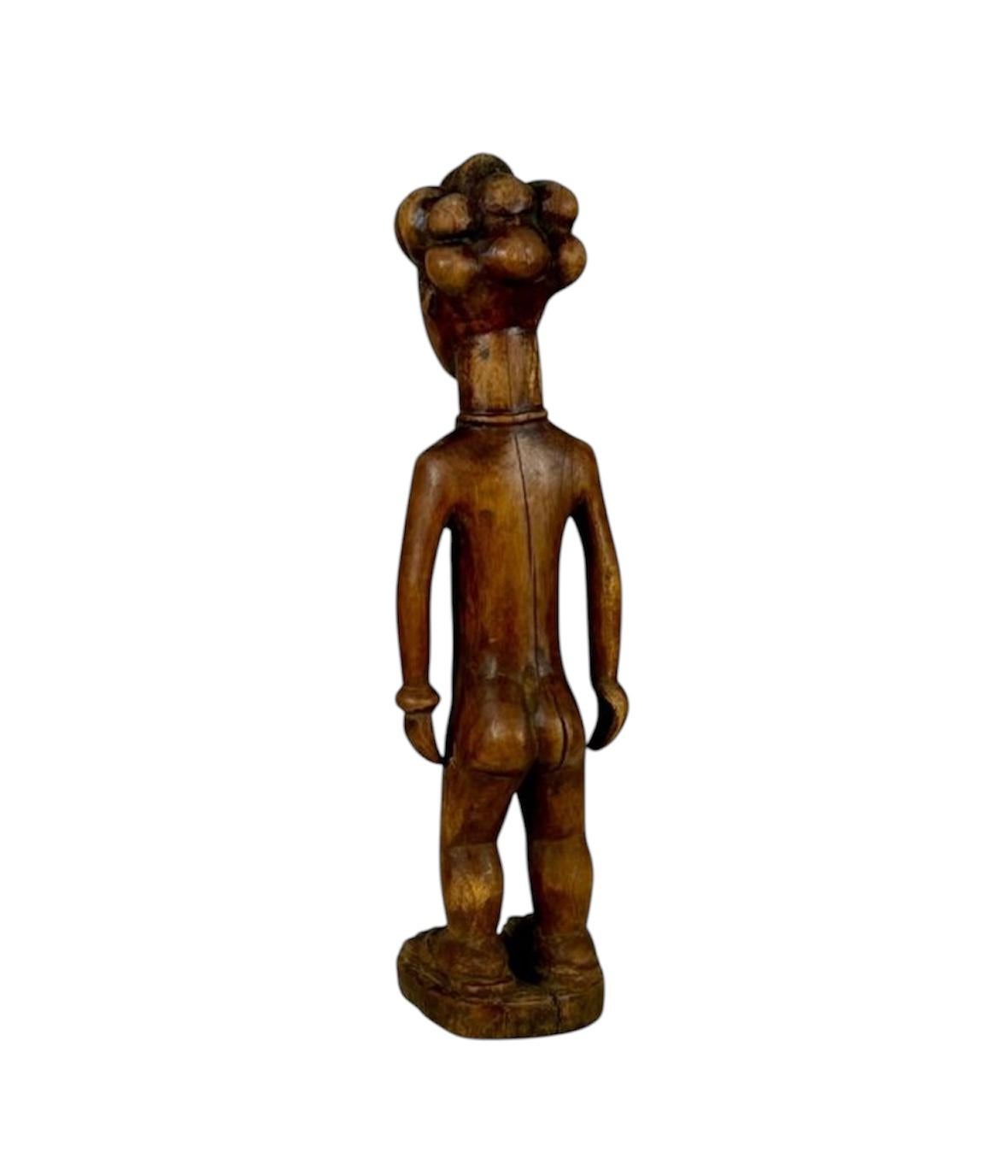 Mid-20th Century Figura tribal africana Baule For Sale