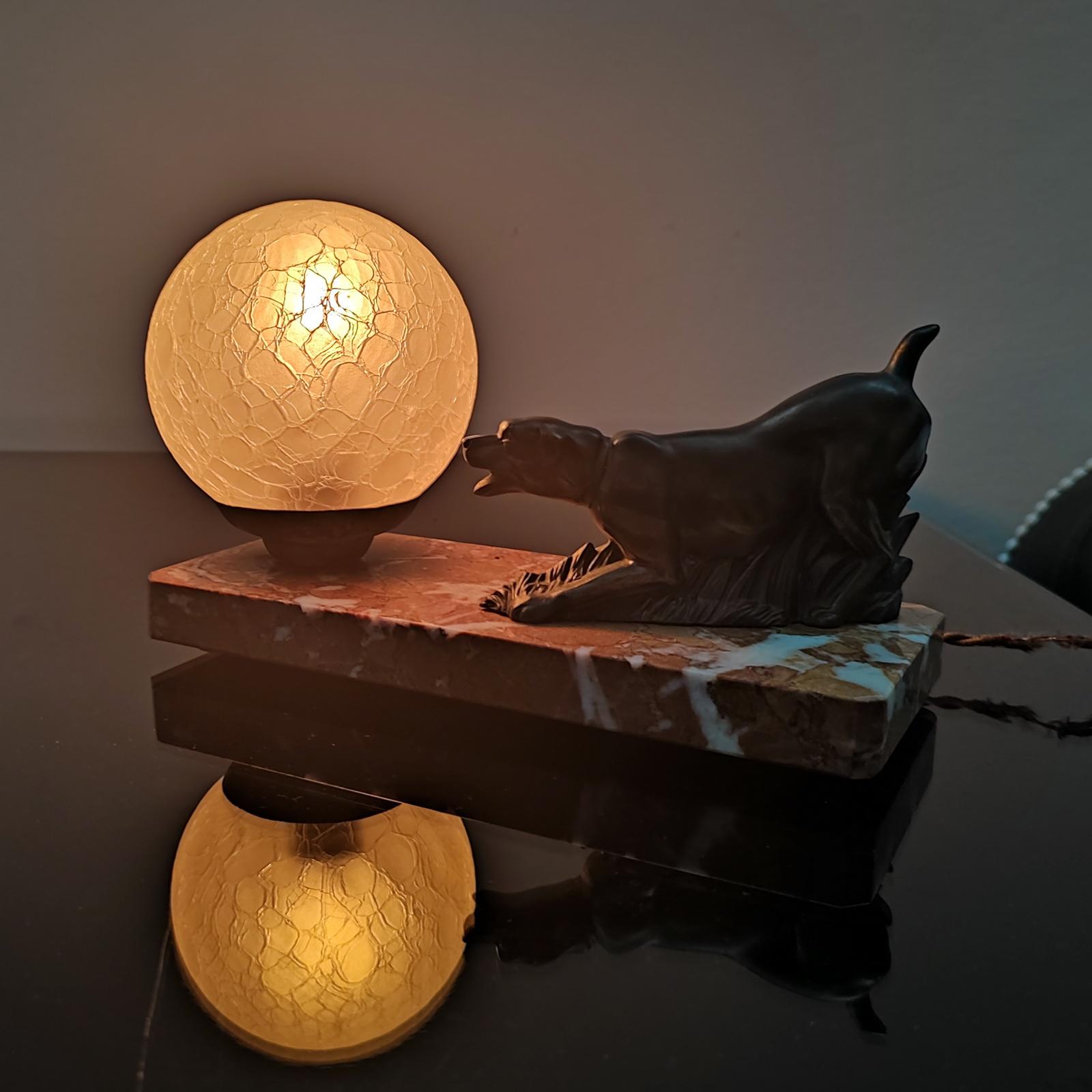 Old Art Deco table lamp or night light, spelter dog figurine and crackled glass globe shade, on reddish marble. Bayonet socket. Good original condition, electric wire needs to be replaced.
On request, we will rewire it and replace the bulb base with