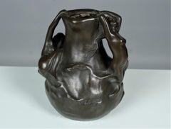 Figural Art Nouveau Vase, Signed "J. Garnier", Étain circa 1900, "En détresse"