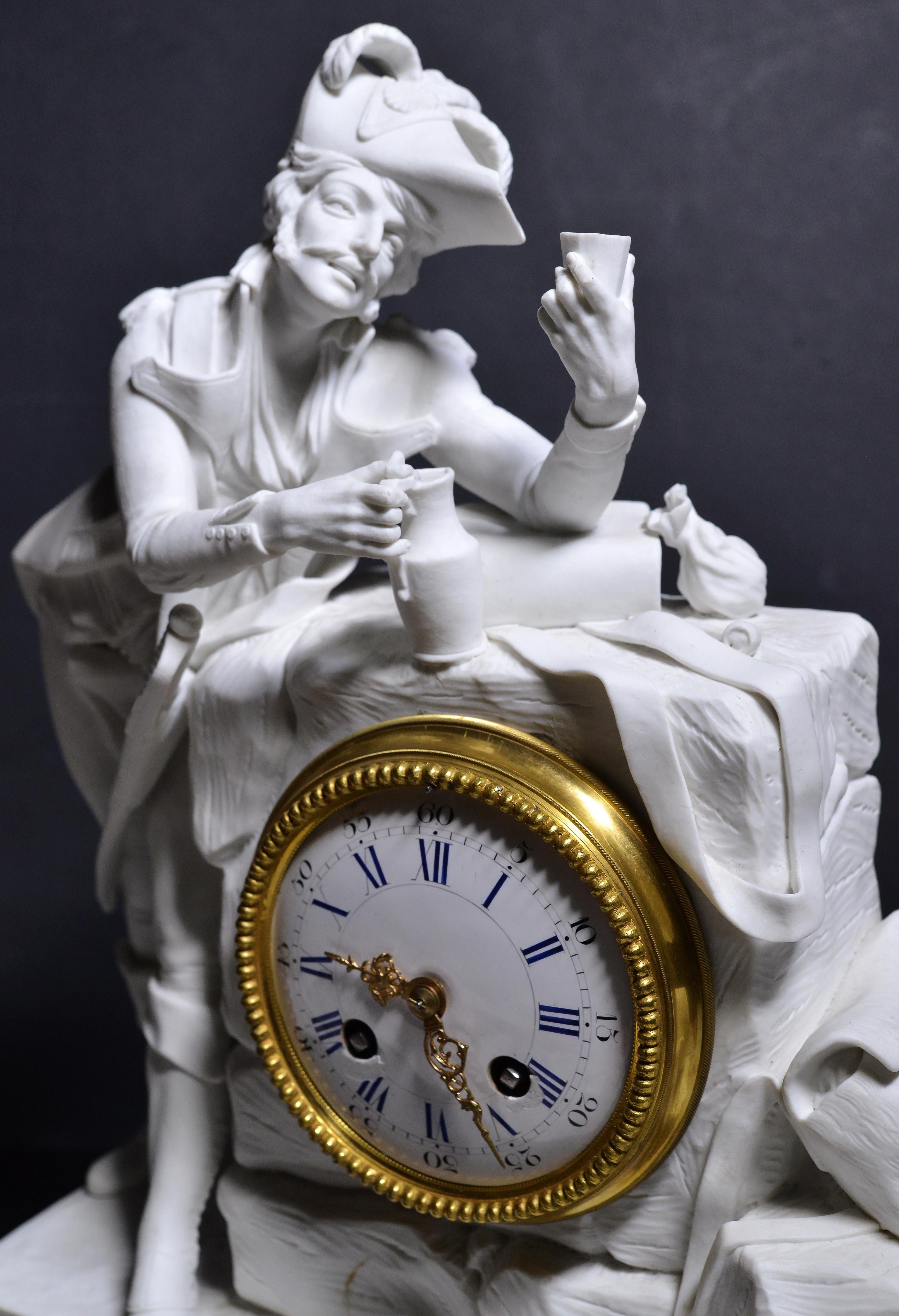 Empire Horloge figurative en porcelaine biscuit et bronze doré Officier napoléonien 19e siècle en vente