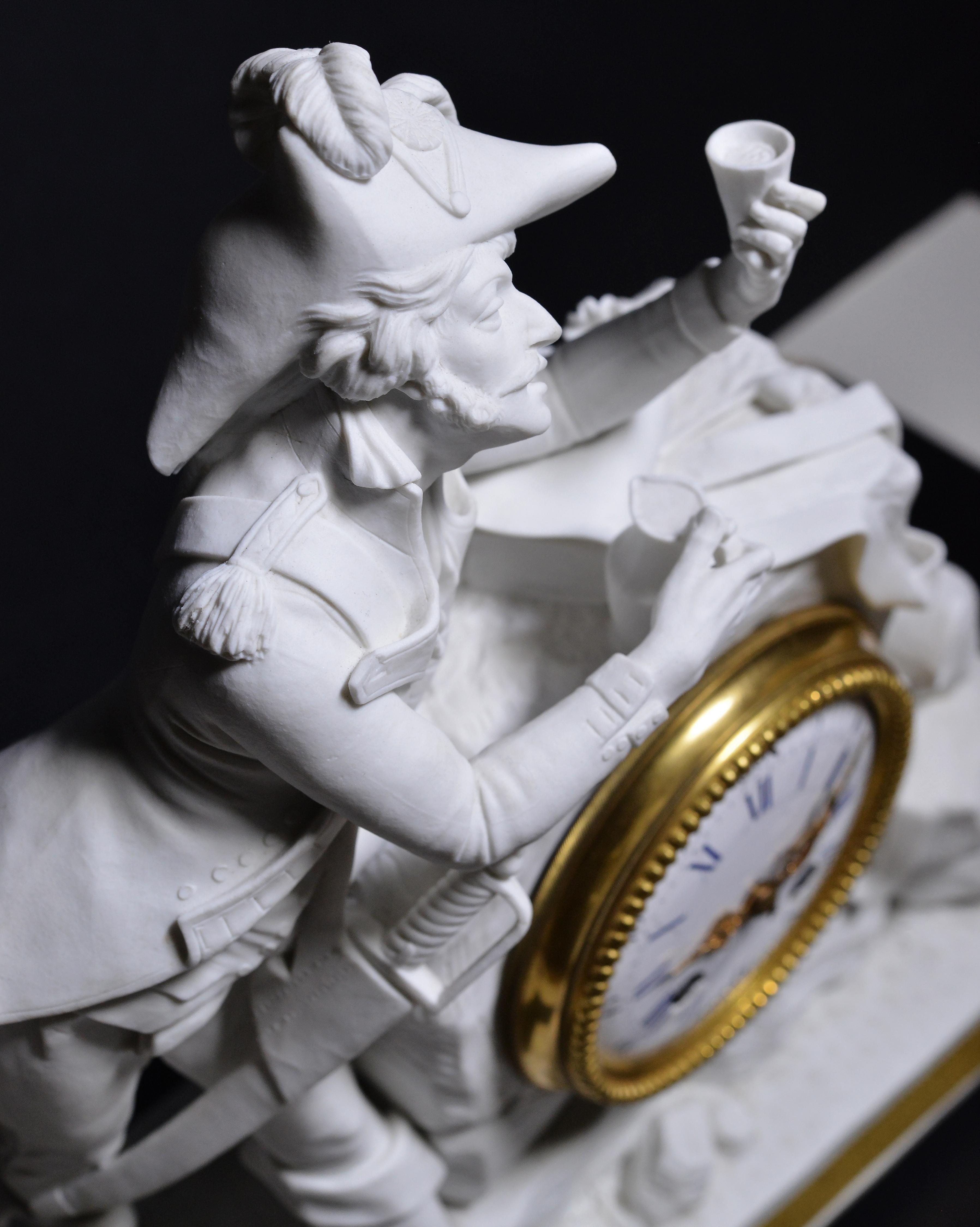 Français Horloge figurative en porcelaine biscuit et bronze doré Officier napoléonien 19e siècle en vente