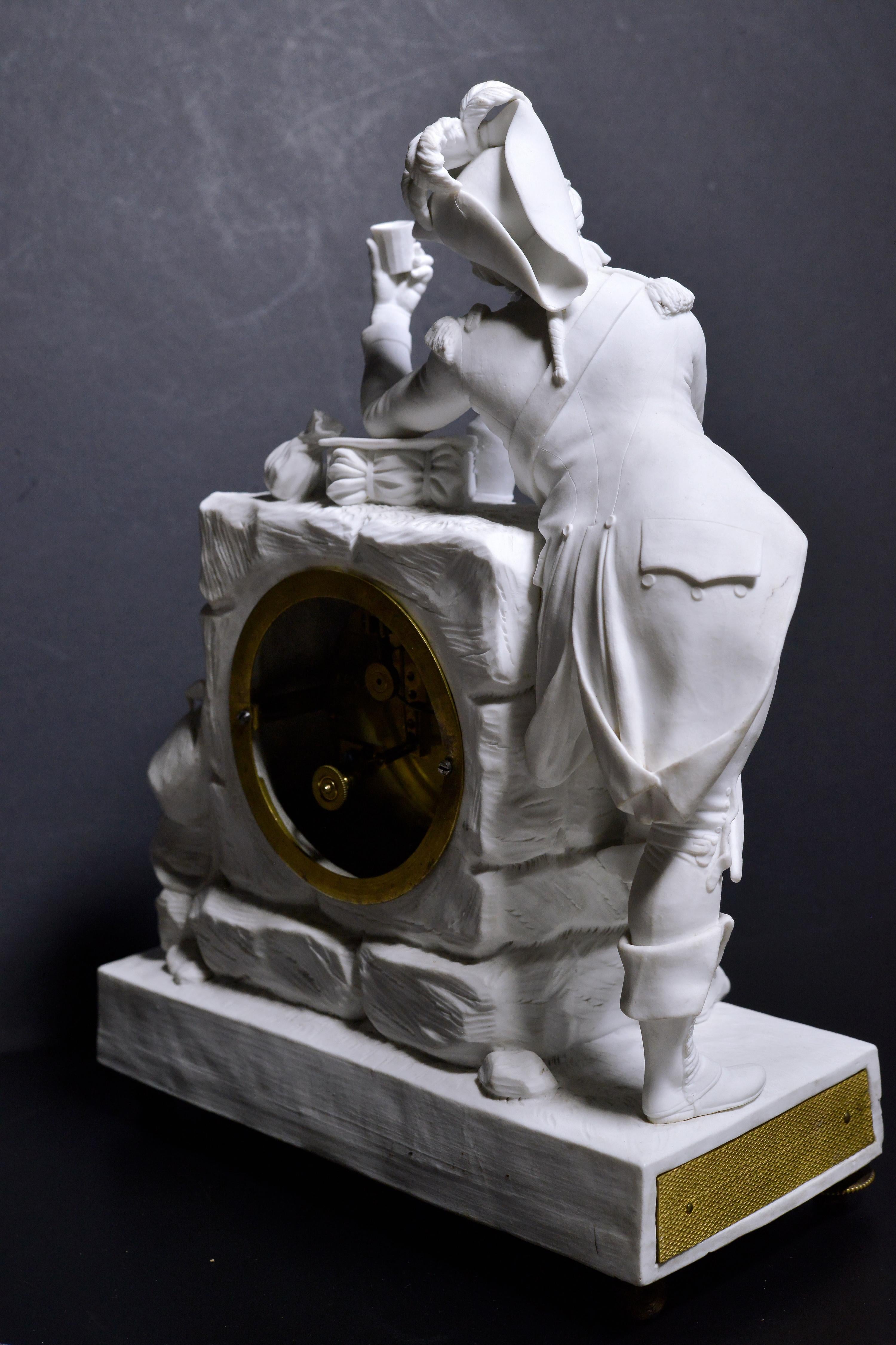 XIXe siècle Horloge figurative en porcelaine biscuit et bronze doré Officier napoléonien 19e siècle en vente