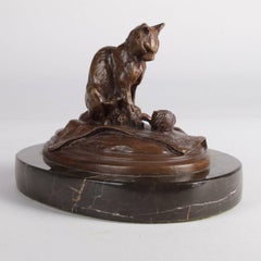 Sculpture figurative en bronze d'un chat avec une boule de fil sur socle en marbre, 20e siècle