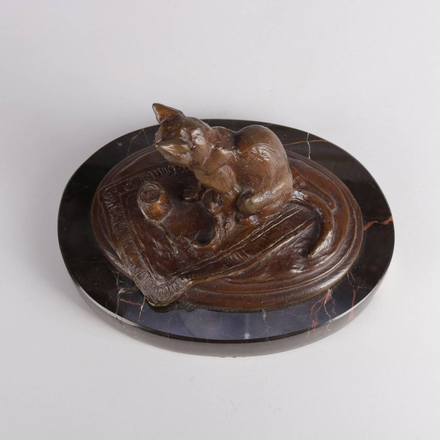 Figural Bronze Sculpture of Cat with Ball of Yarn on Marble Base, 20th Century 1