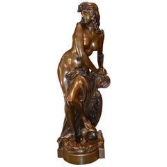 Estatua figurada de bronce que representa a L' Amazona cautiva, de A. Carrier Belleuse