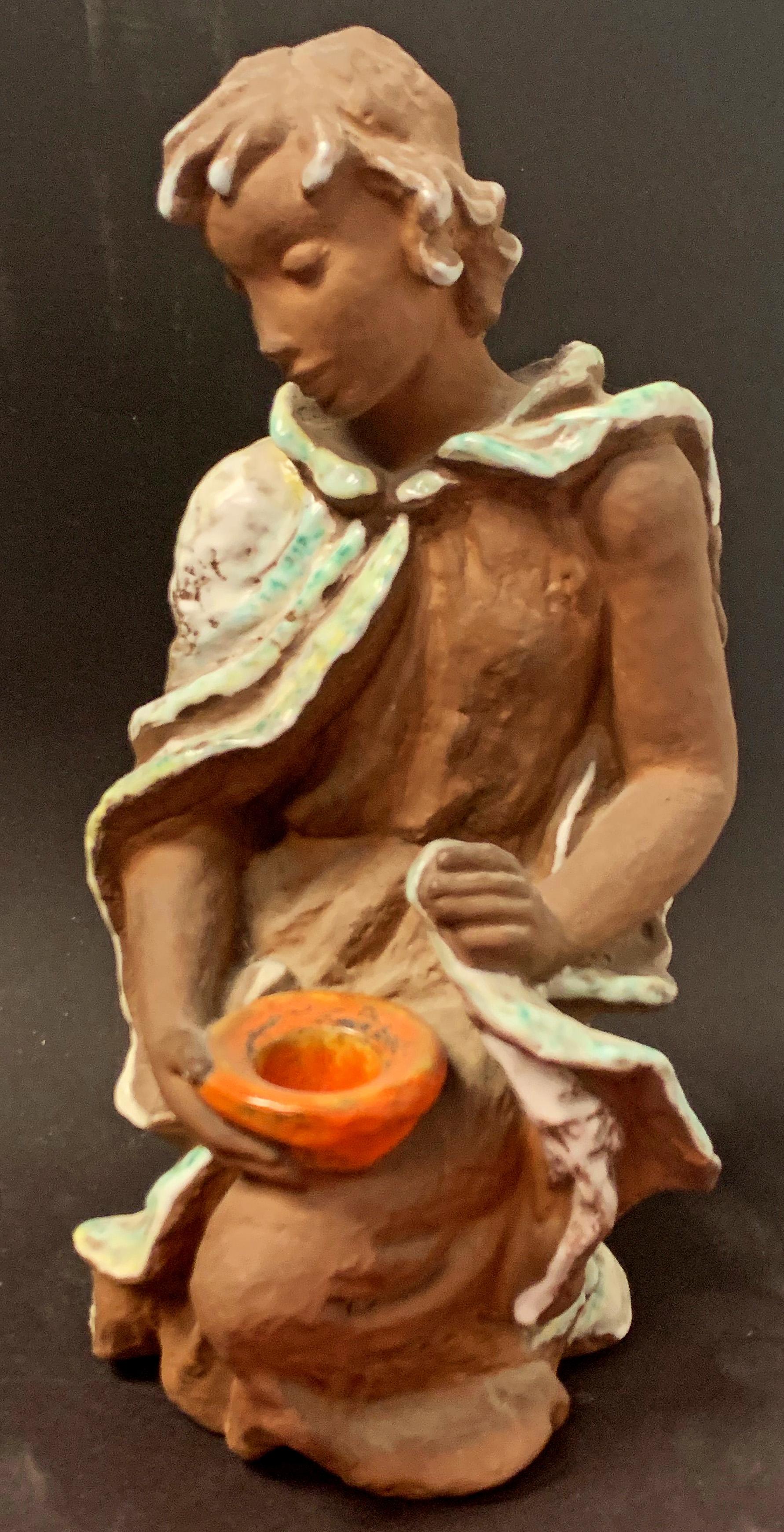 Dieser anmutige und ruhige figurale Kerzenhalter wurde in den 1950er Jahren von Lore Friedrich-Gronau für die berühmten Karlsruher Keramikwerke in Deutschland entworfen. Sie war berühmt für ihre Art der Glasur, bei der sie den nackten braunen Ton
