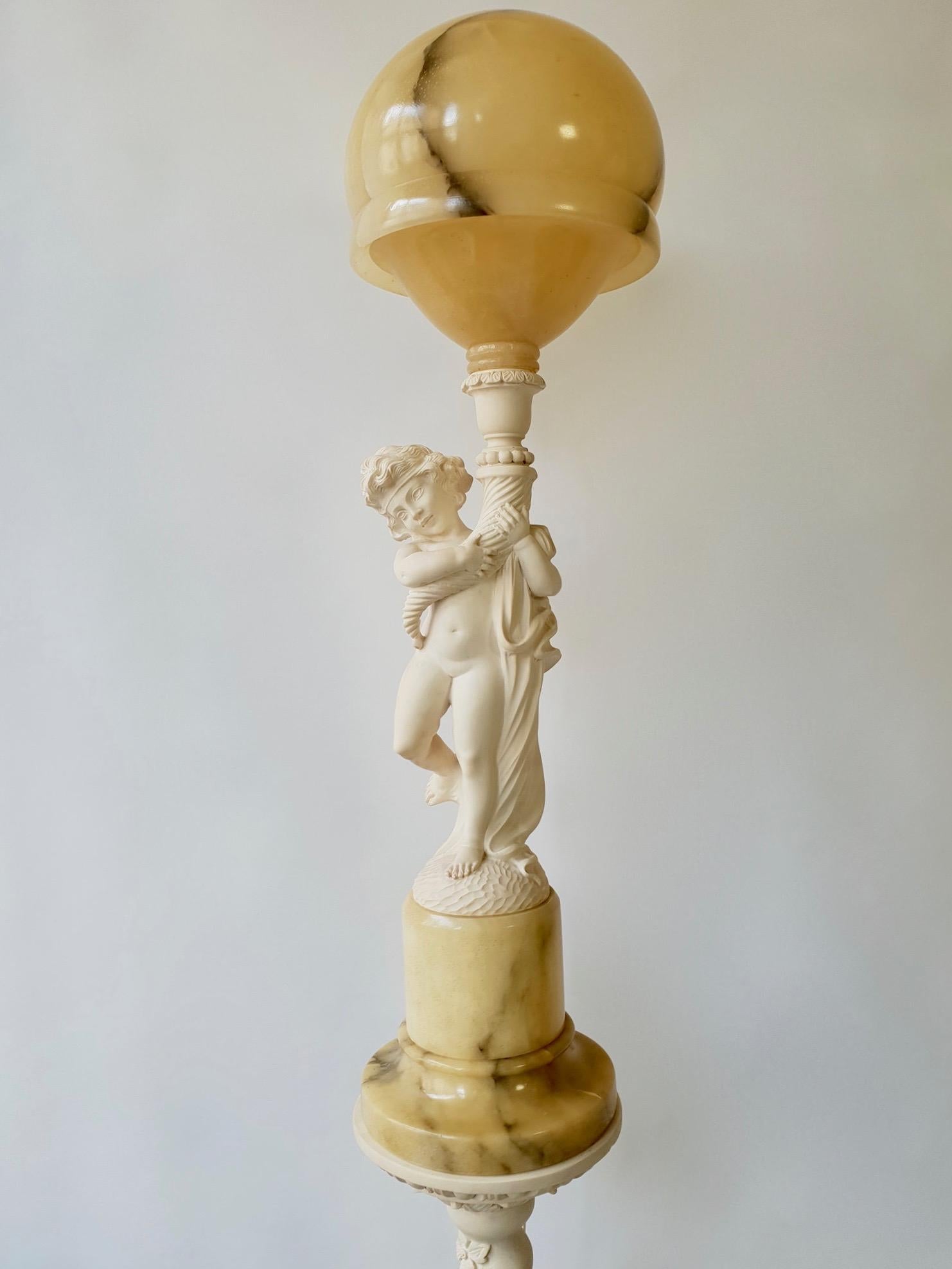 Figurale geschnitzte Alabaster-Tischlampe auf einer Säule von Prof. G. Bessi (Italienisch) im Angebot