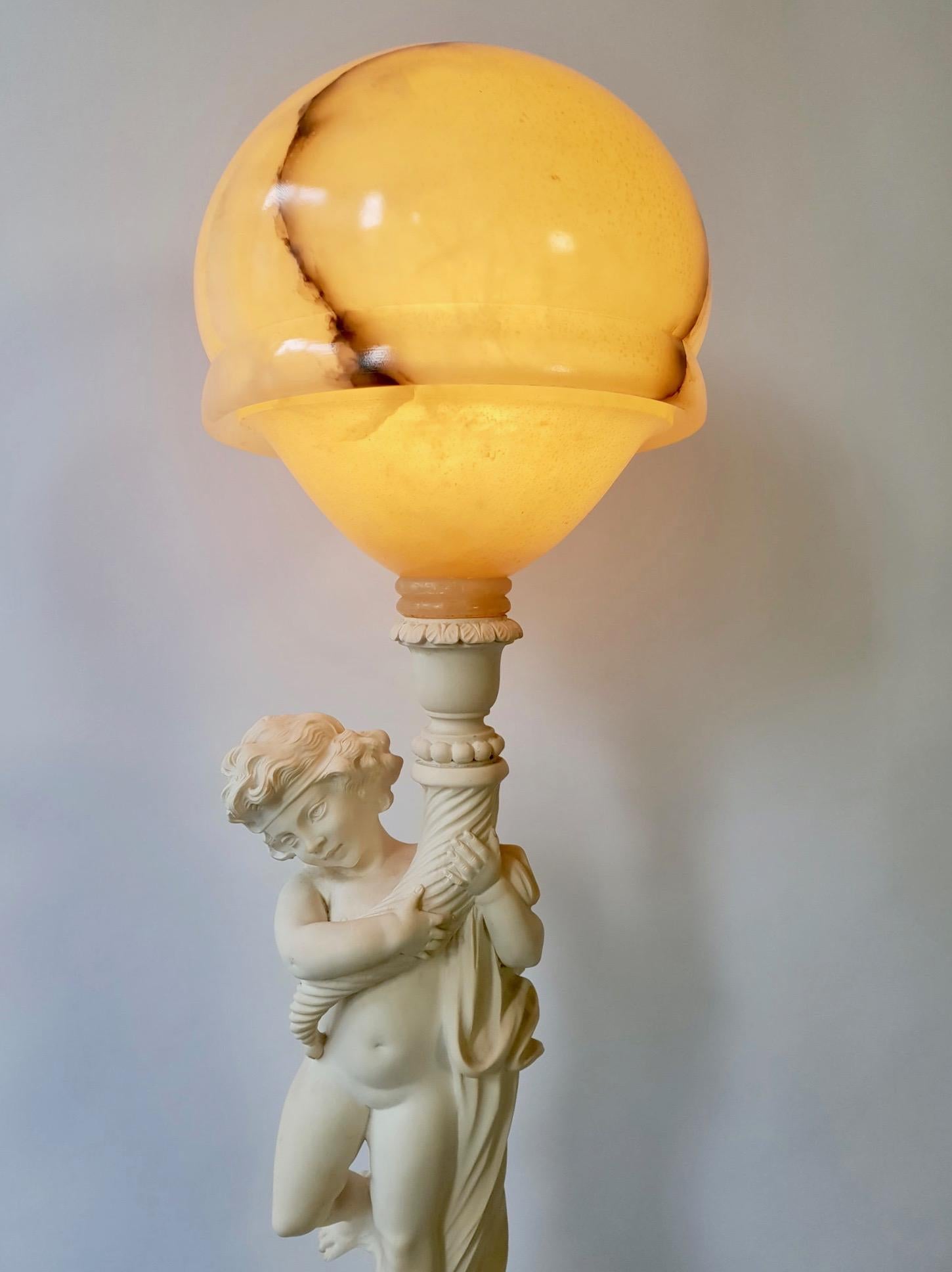 Figurale geschnitzte Alabaster-Tischlampe auf einer Säule von Prof. G. Bessi (19. Jahrhundert) im Angebot