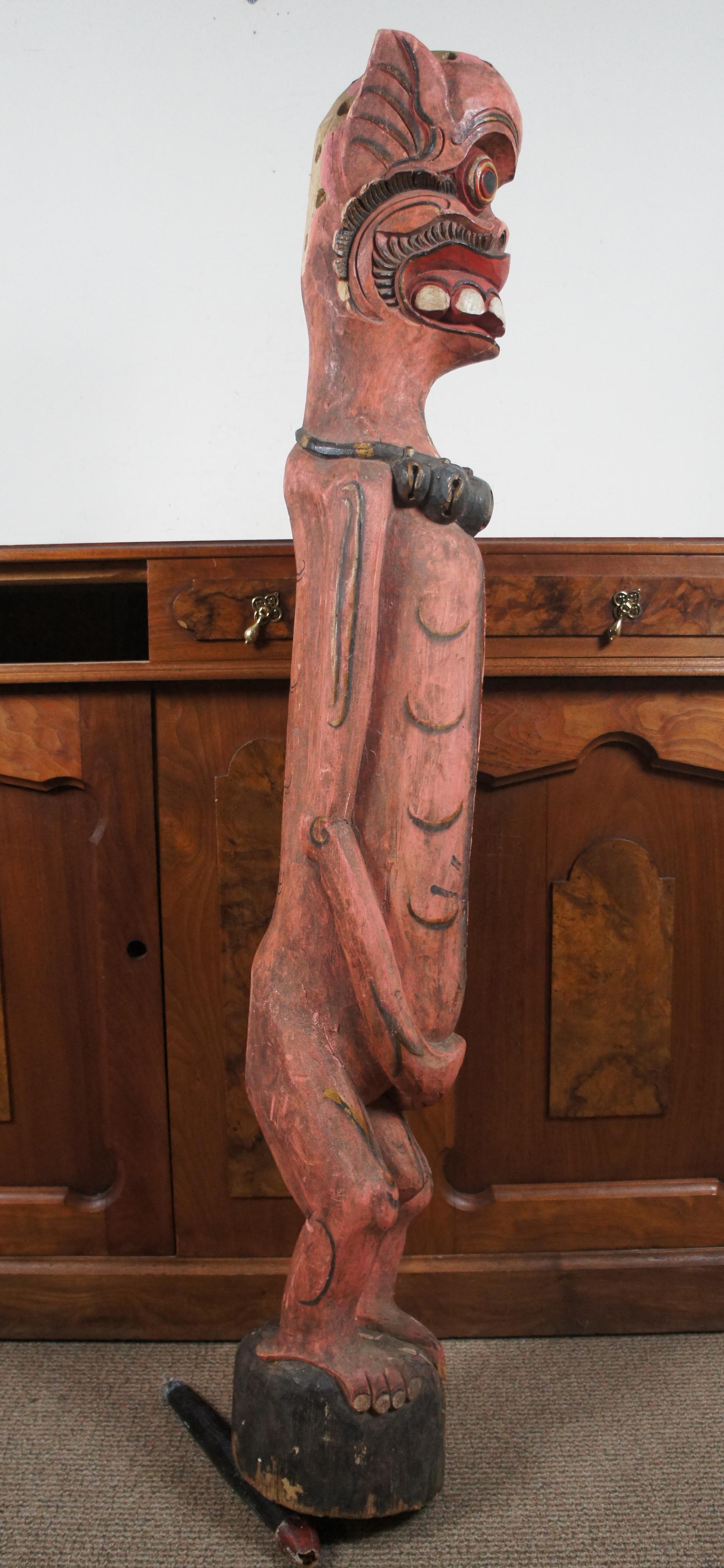 Tambour Phallus Bhuta Bali sculpté et peint en rouge à motif de fertilité tribale en vente 1