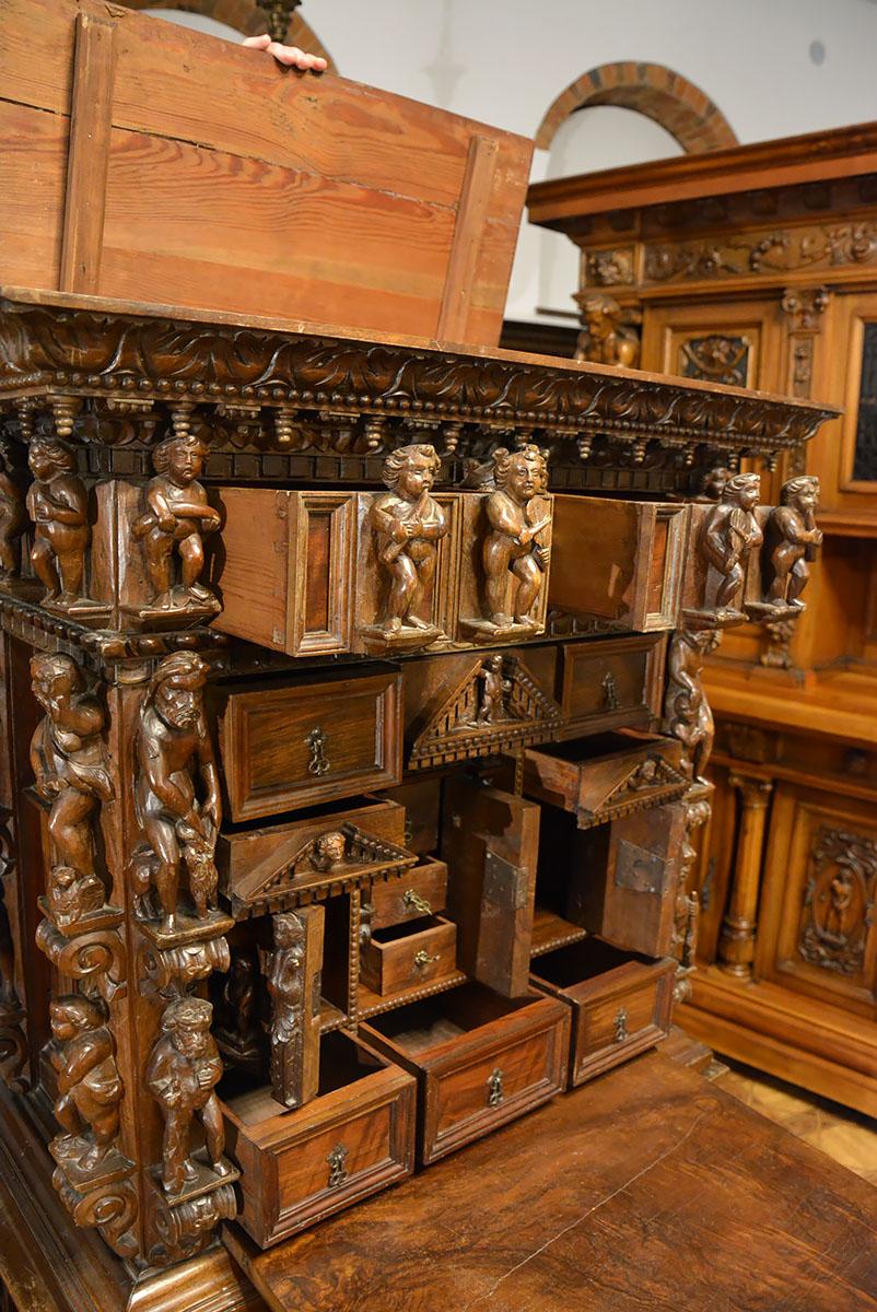 Figural Desk with an Extension, 18th / 19th Century For Sale 10