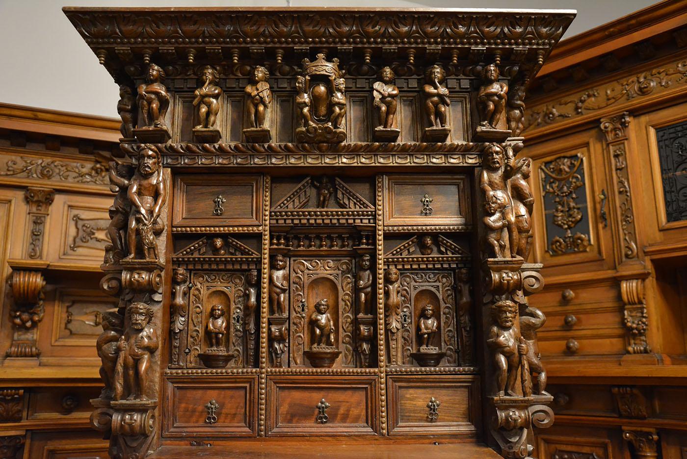 Richly carved cabinet - dressing table in the style of the Italian Renaissance. Dated at the turn of the 18th / 19th century, made of walnut wood.

This piece of furniture is the so-called 