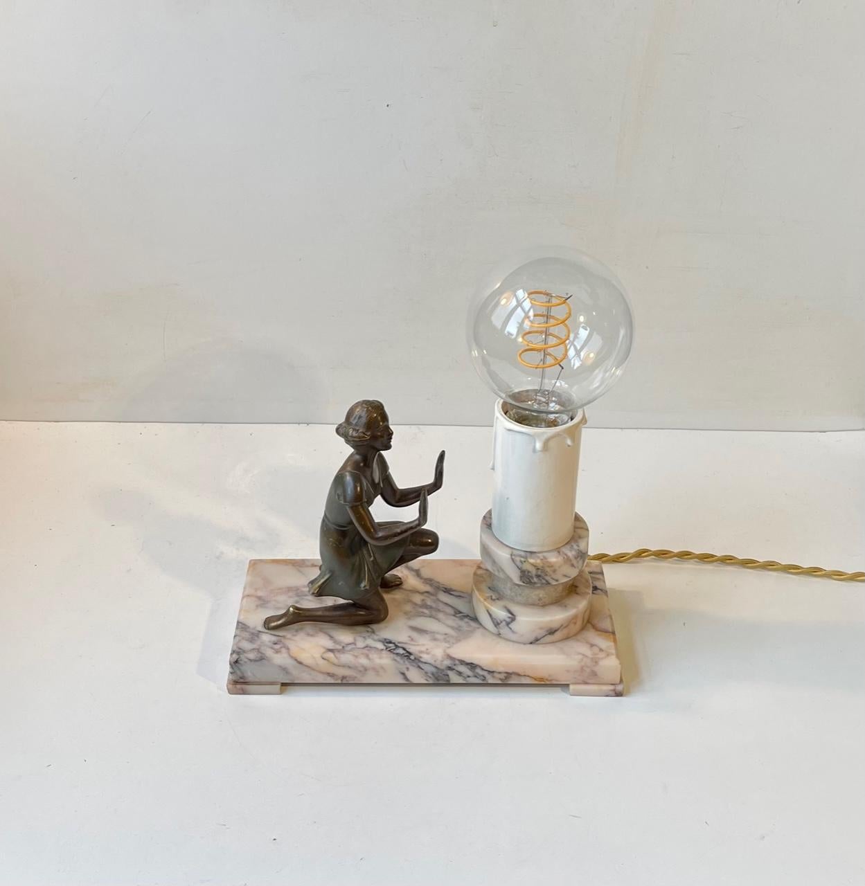 Milieu du XXe siècle Lampe de table Art déco française figurative en bronze et marbre, années 1930 en vente