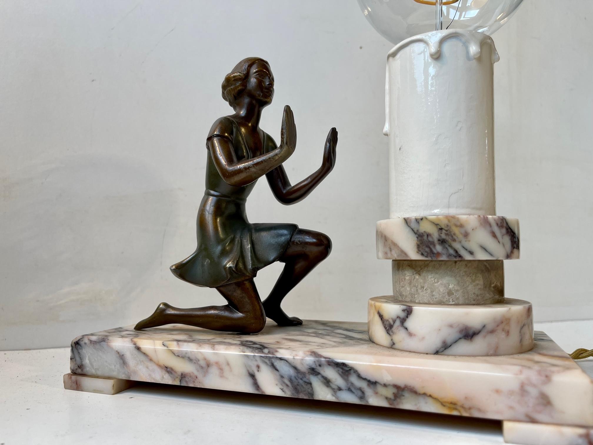 Bronze Lampe de table Art déco française figurative en bronze et marbre, années 1930 en vente