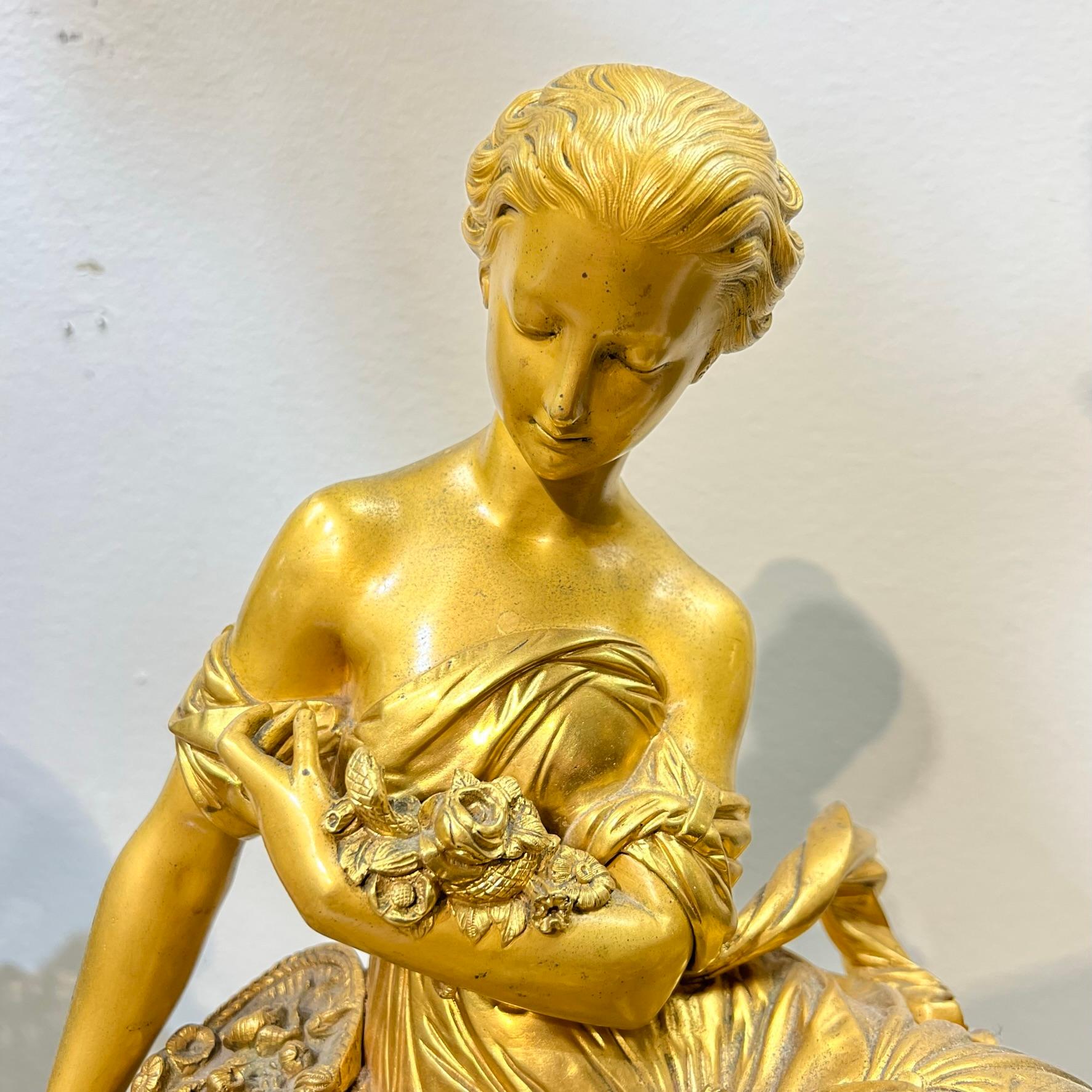 Unsere schöne Kaminsimsuhr aus vergoldeter Bronze mit Uhrwerk von Raingo Freres aus Paris zeigt die fein gearbeitete Figur einer schönen Frau, die sich um ein neugeborenes Küken kümmert.

Mit originalem Pendel und Glocke und in einwandfreiem Zustand.