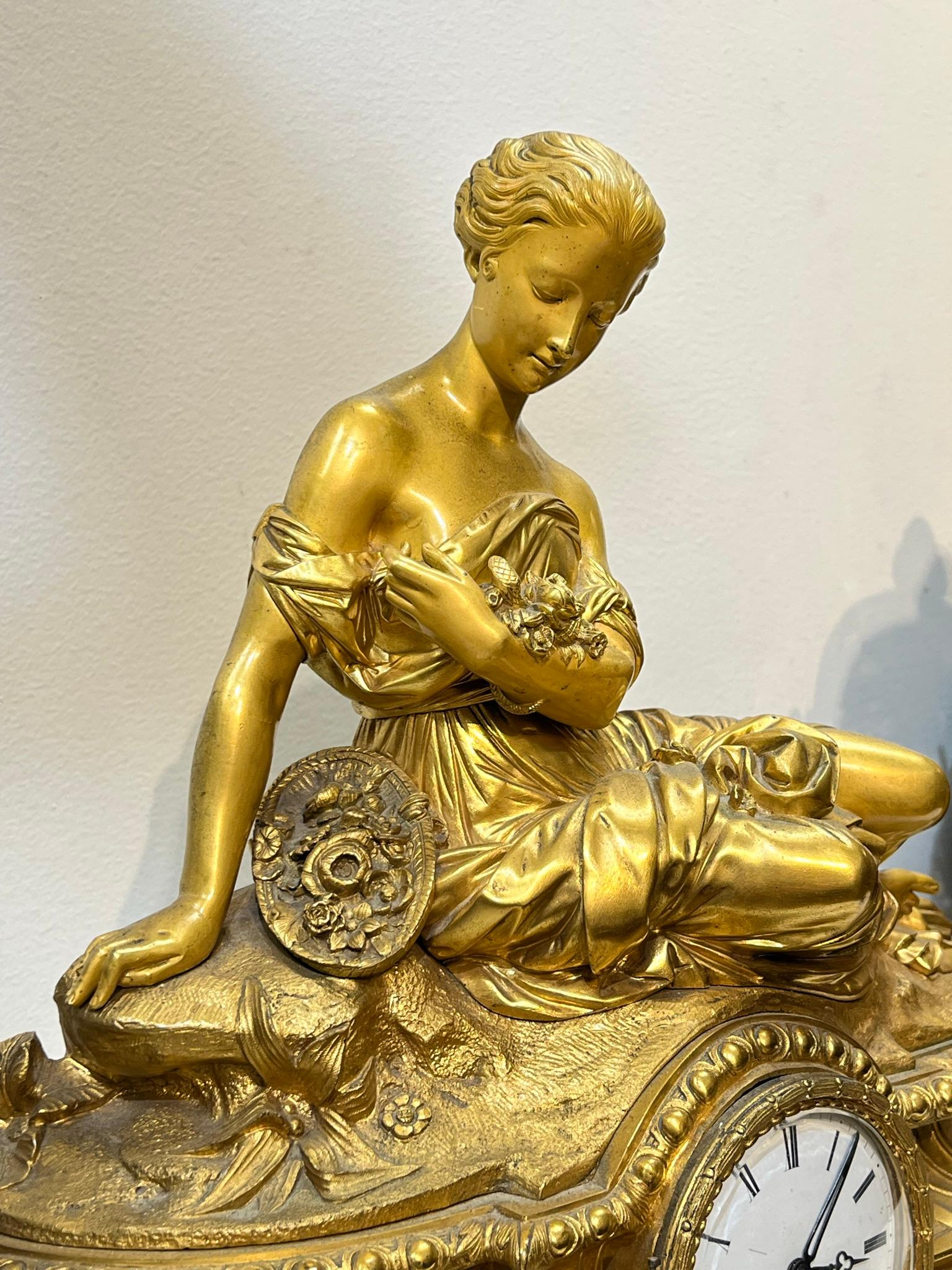 Figurale Kaminuhr aus vergoldeter Bronze von Raingo Freres (Neoklassisches Revival) im Angebot