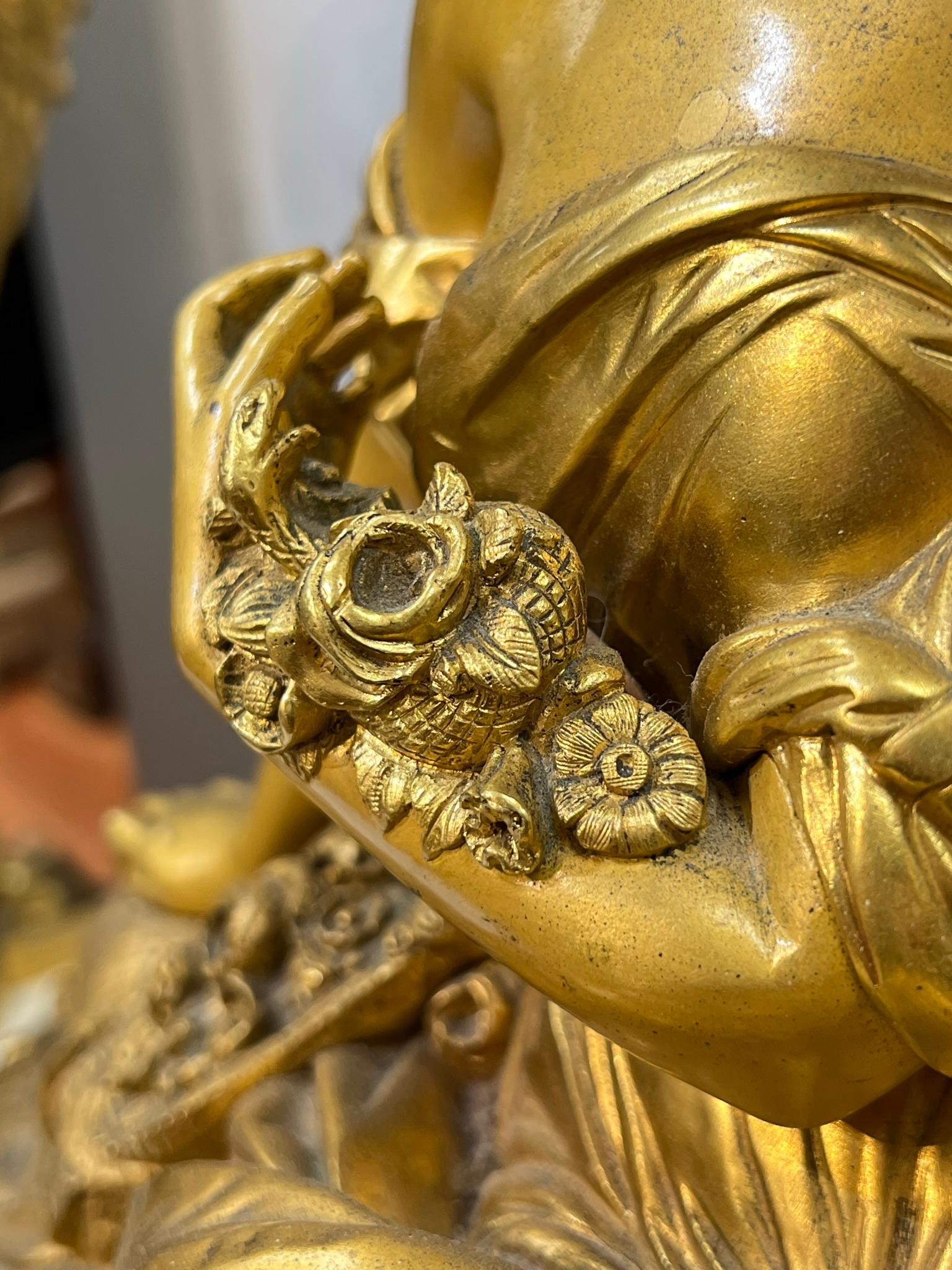 Figurale Kaminuhr aus vergoldeter Bronze von Raingo Freres (Vergoldet) im Angebot