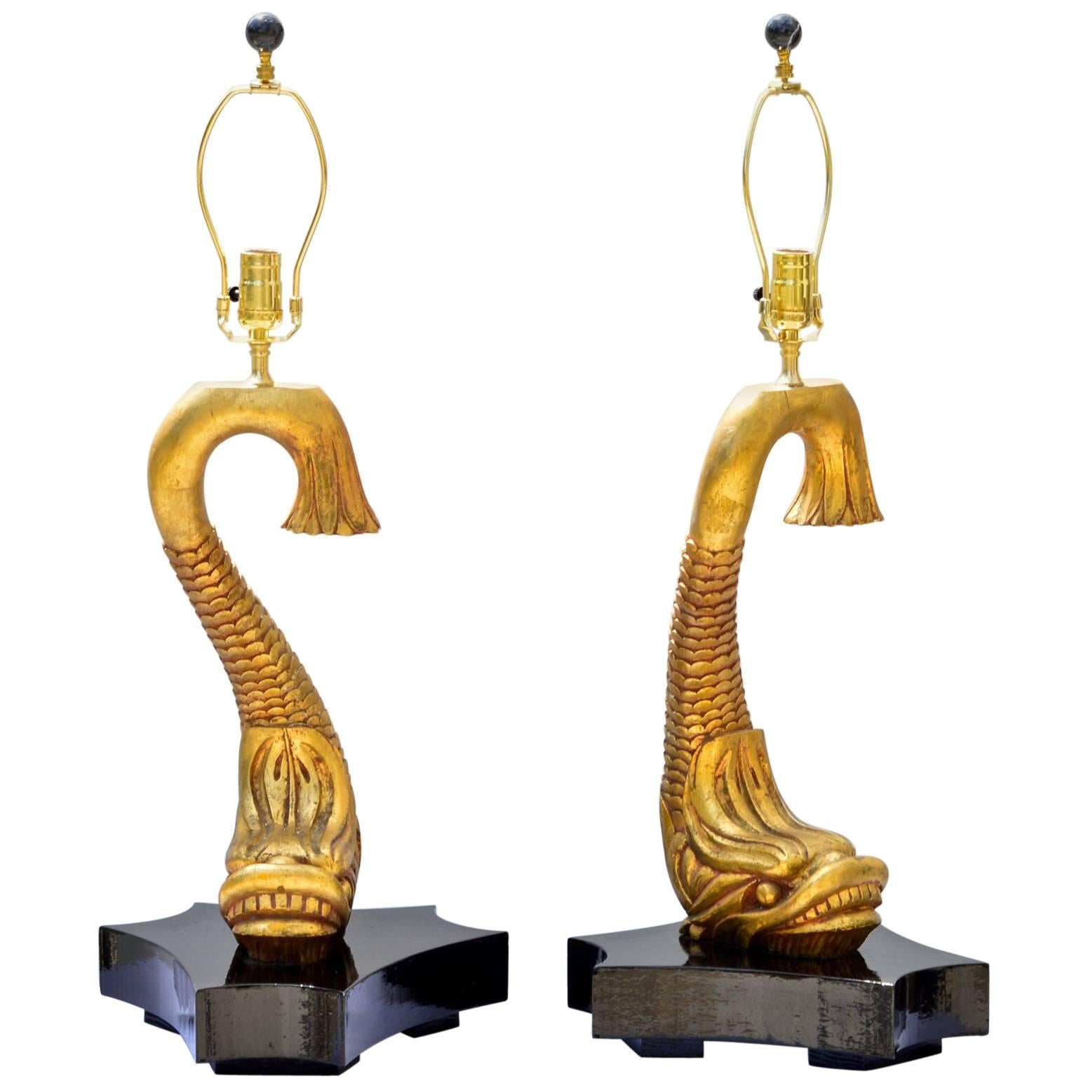Giltwood Neoclassical Dolphin Table Lamps, Pair (Spanisch) im Angebot