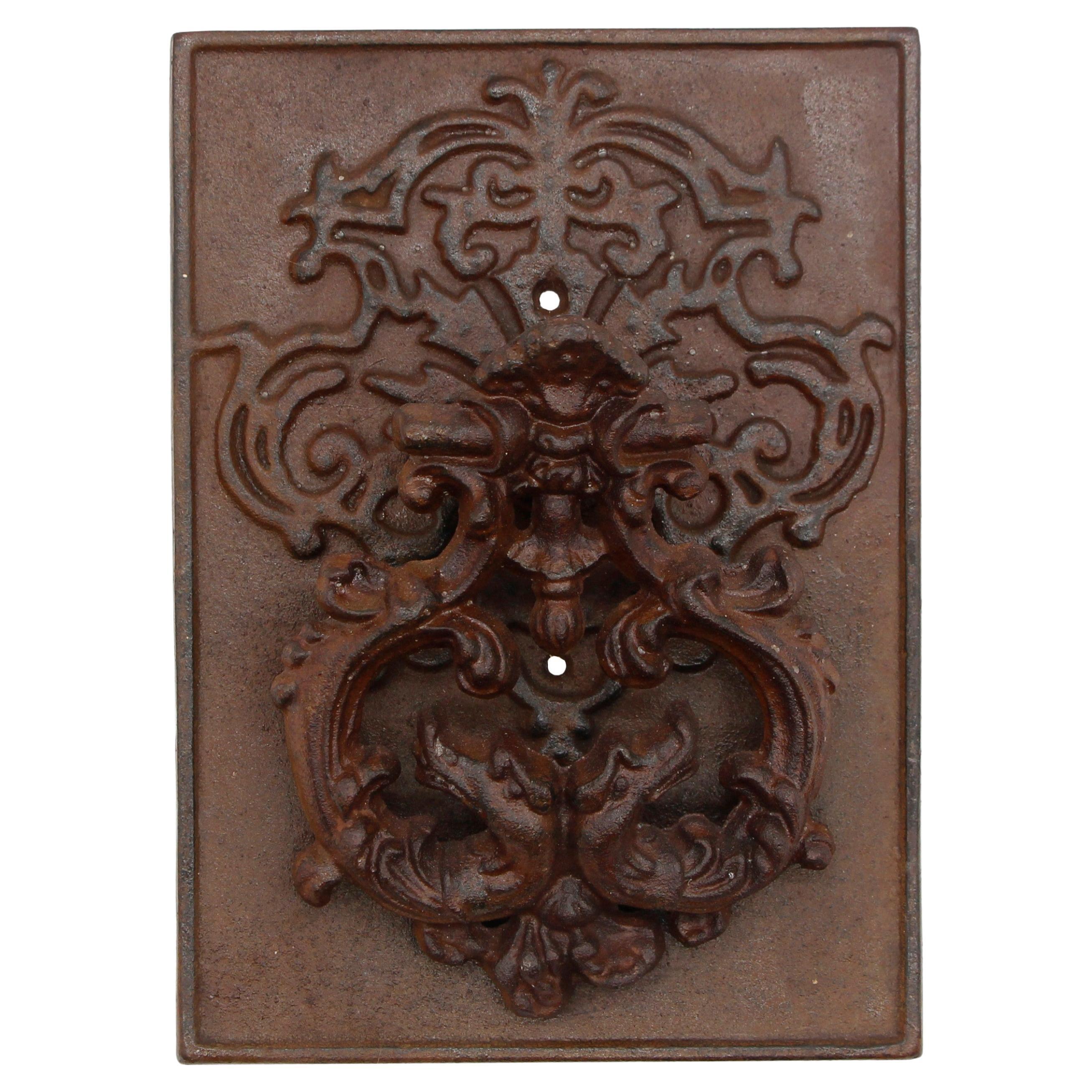 Aldaba Figural Grifo Rectangular de Hierro Fundido Ornamentada