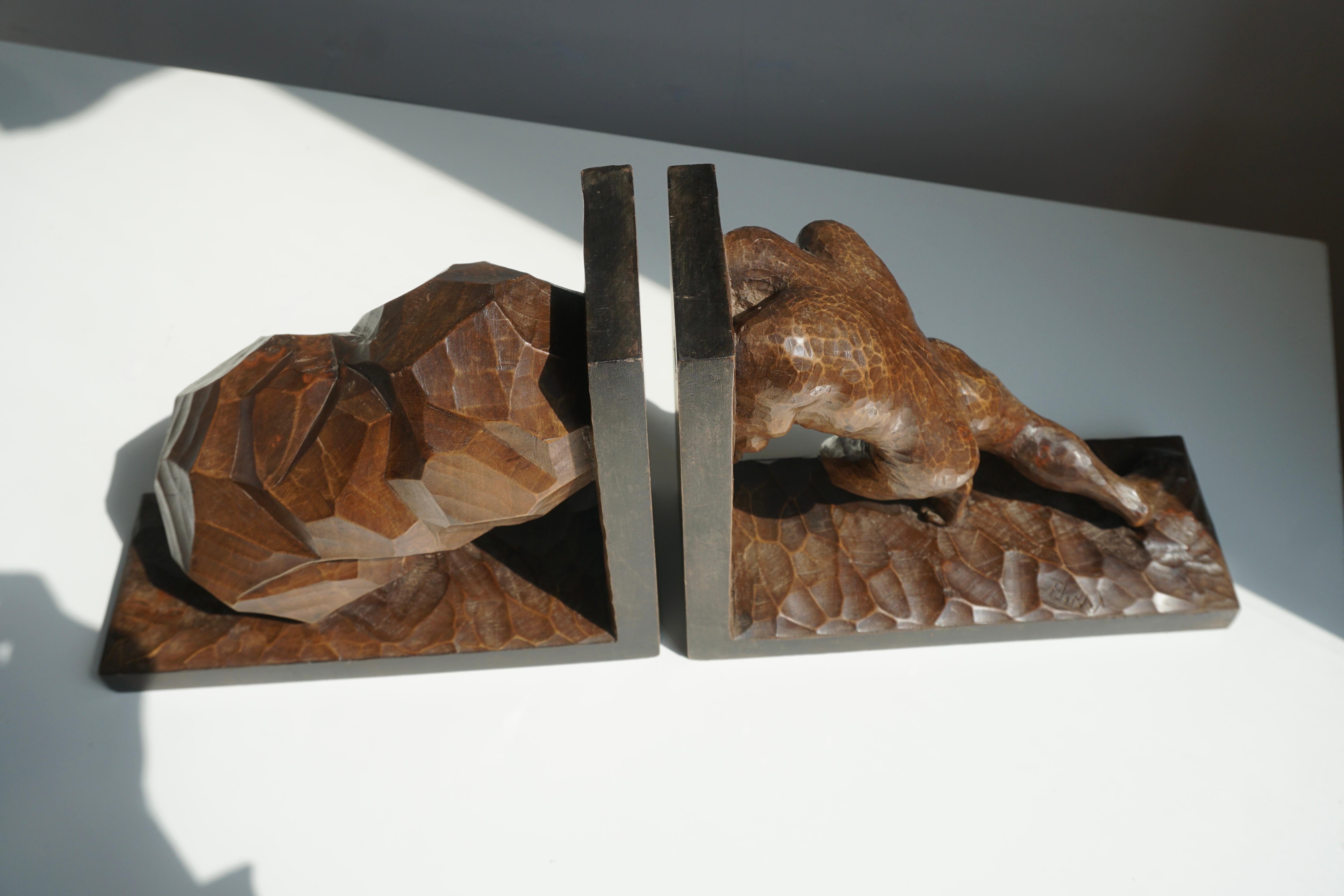 Figural Hand-Carved Wooden Art Deco Bookends Signed In Good Condition For Sale In Antwerp, BE