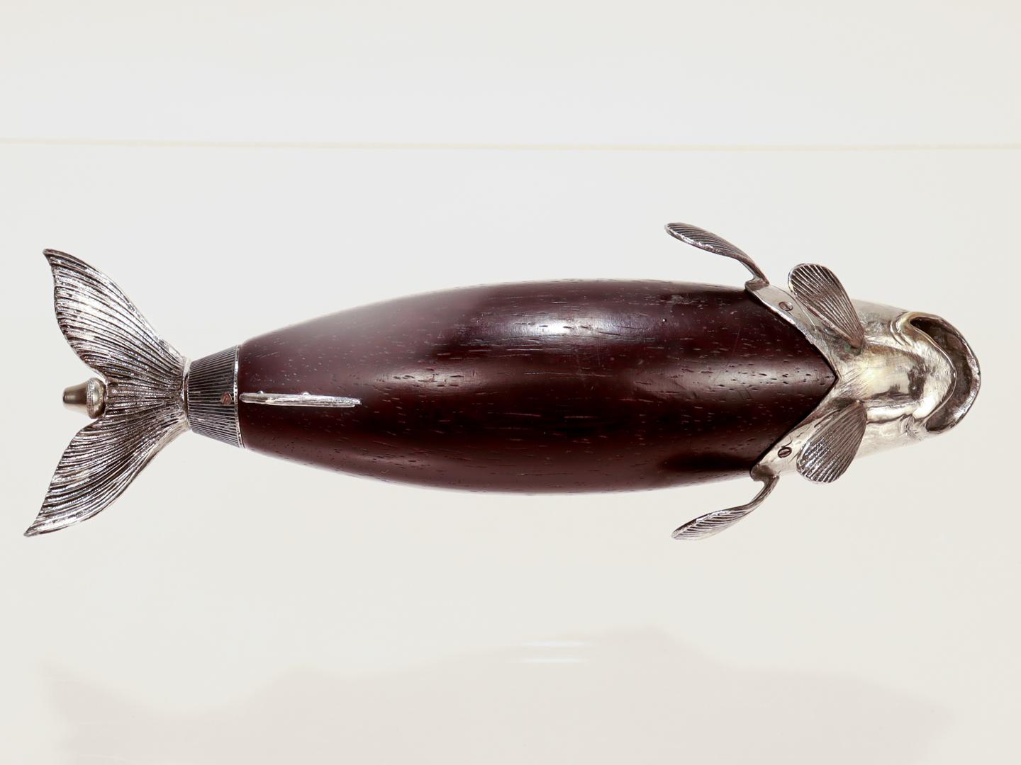 Moulin à poivre ou broyeur de poivre italien figuratif en forme de poisson en bois et en métal argenté en vente 8