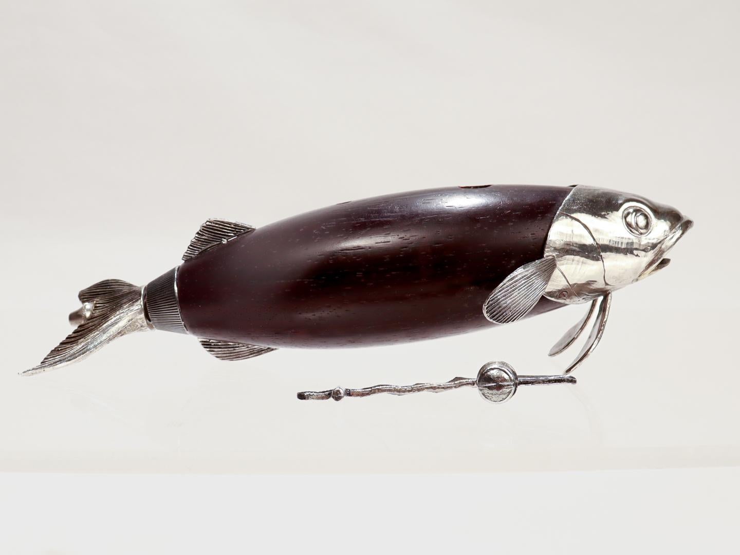 20ième siècle Moulin à poivre ou broyeur de poivre italien figuratif en forme de poisson en bois et en métal argenté en vente
