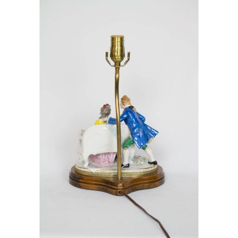 Figurale Lampe mit sitzendem Paar im Zustand „Hervorragend“ im Angebot in Canton, MA