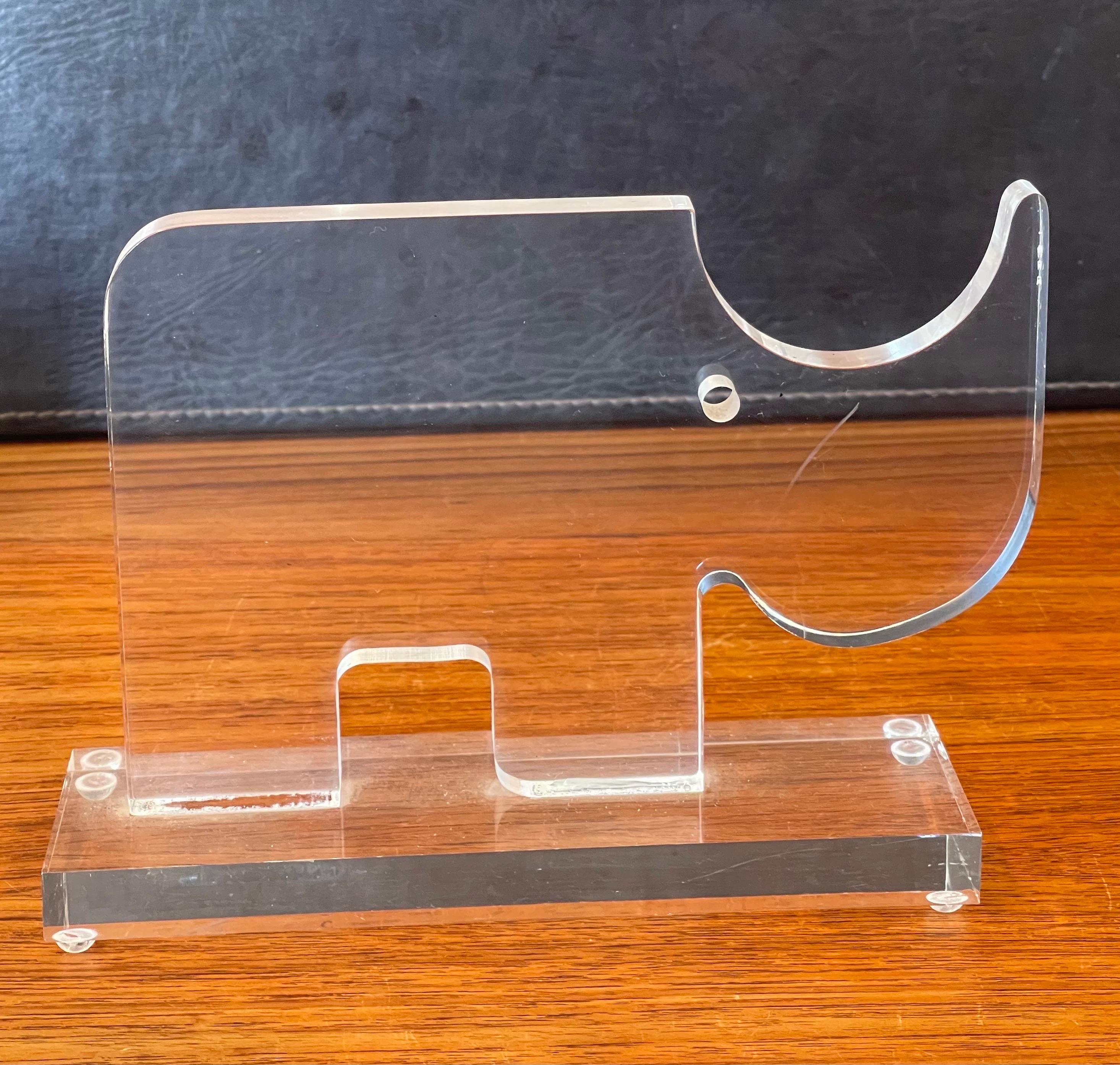 Un divertente ippopotamo figurato in lucite su base di Guzzini, circa anni '70. Il pezzo è in ottime condizioni vintage e misura 8 
