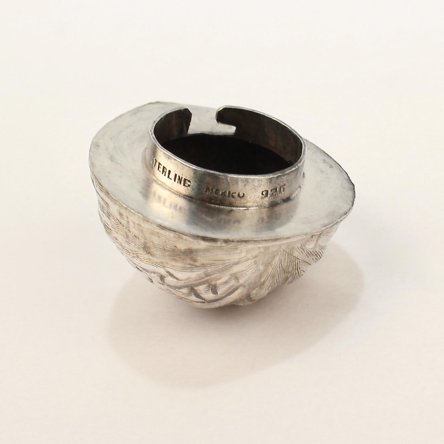 Figurale mexikanische Pillendose aus Sterlingsilber und Nussbaumholz aus der Sammlung Mario Buatta 5