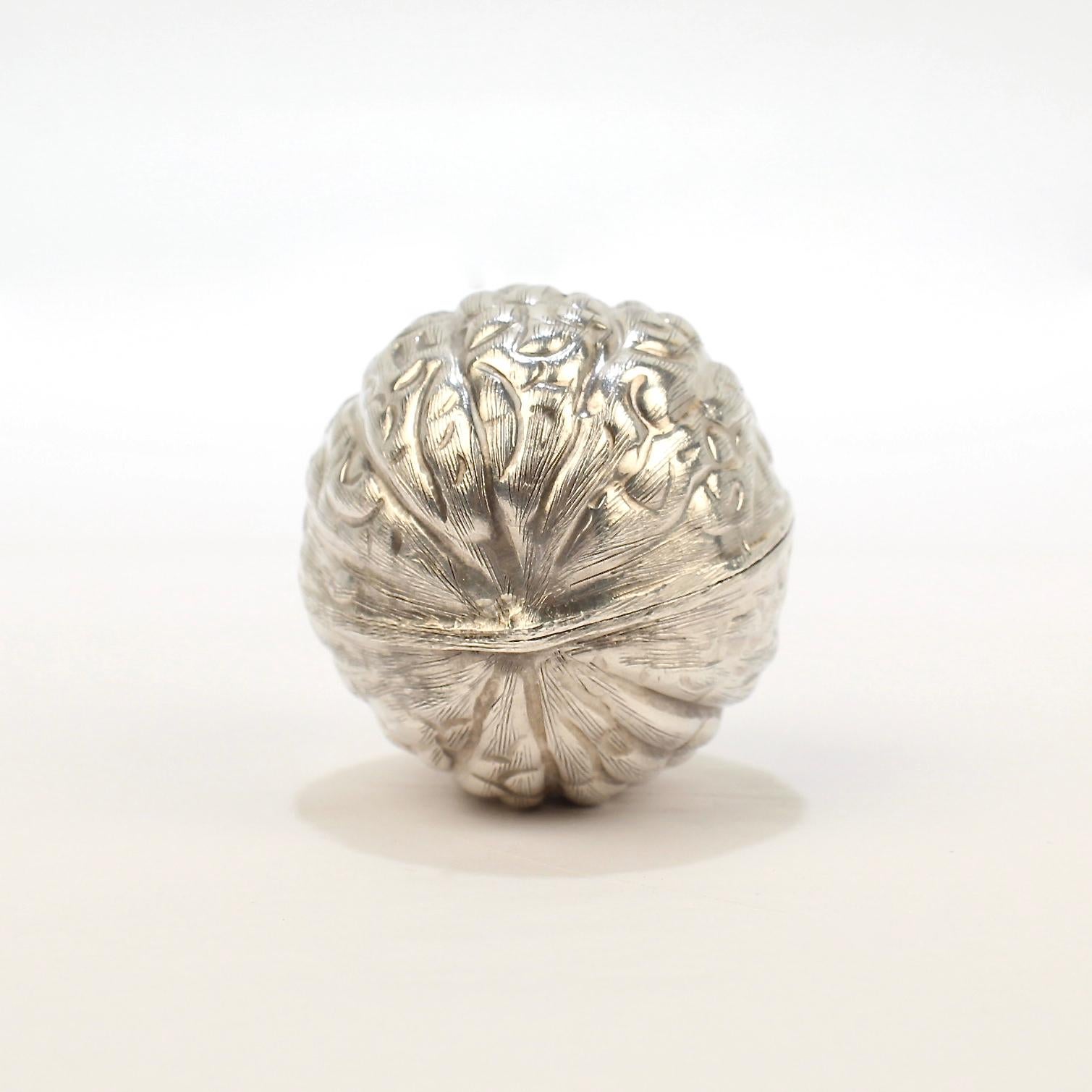 Figurale mexikanische Pillendose aus Sterlingsilber und Nussbaumholz aus der Sammlung Mario Buatta (Moderne)
