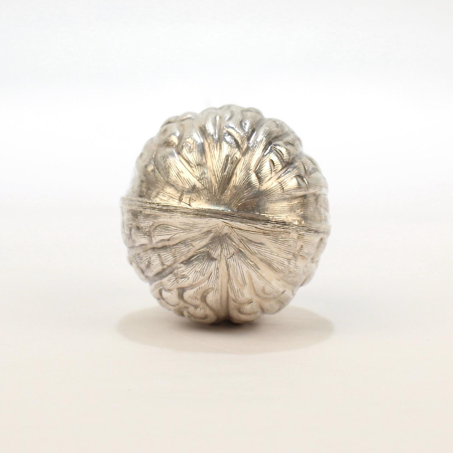 Figurale mexikanische Pillendose aus Sterlingsilber und Nussbaumholz aus der Sammlung Mario Buatta für Damen oder Herren