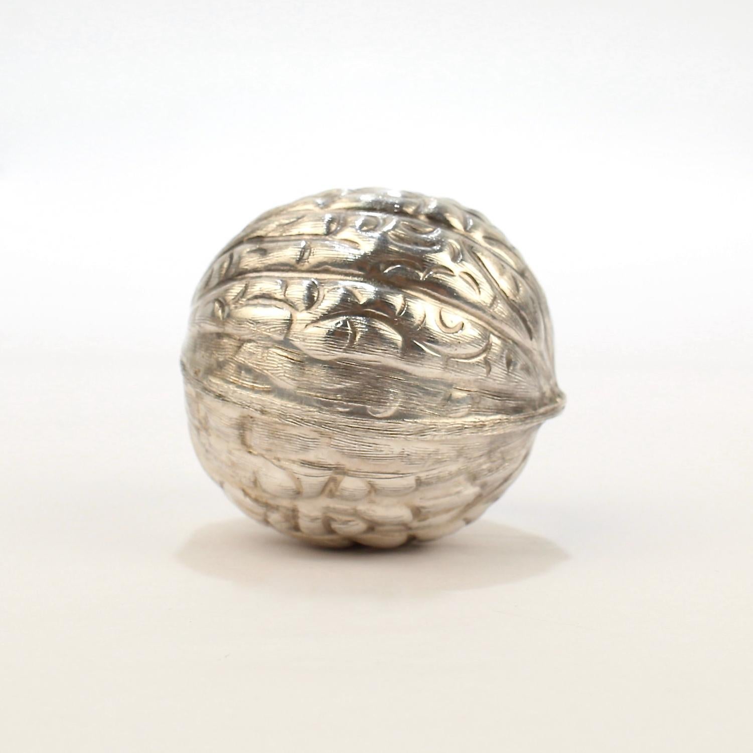 Figurale mexikanische Pillendose aus Sterlingsilber und Nussbaumholz aus der Sammlung Mario Buatta 1