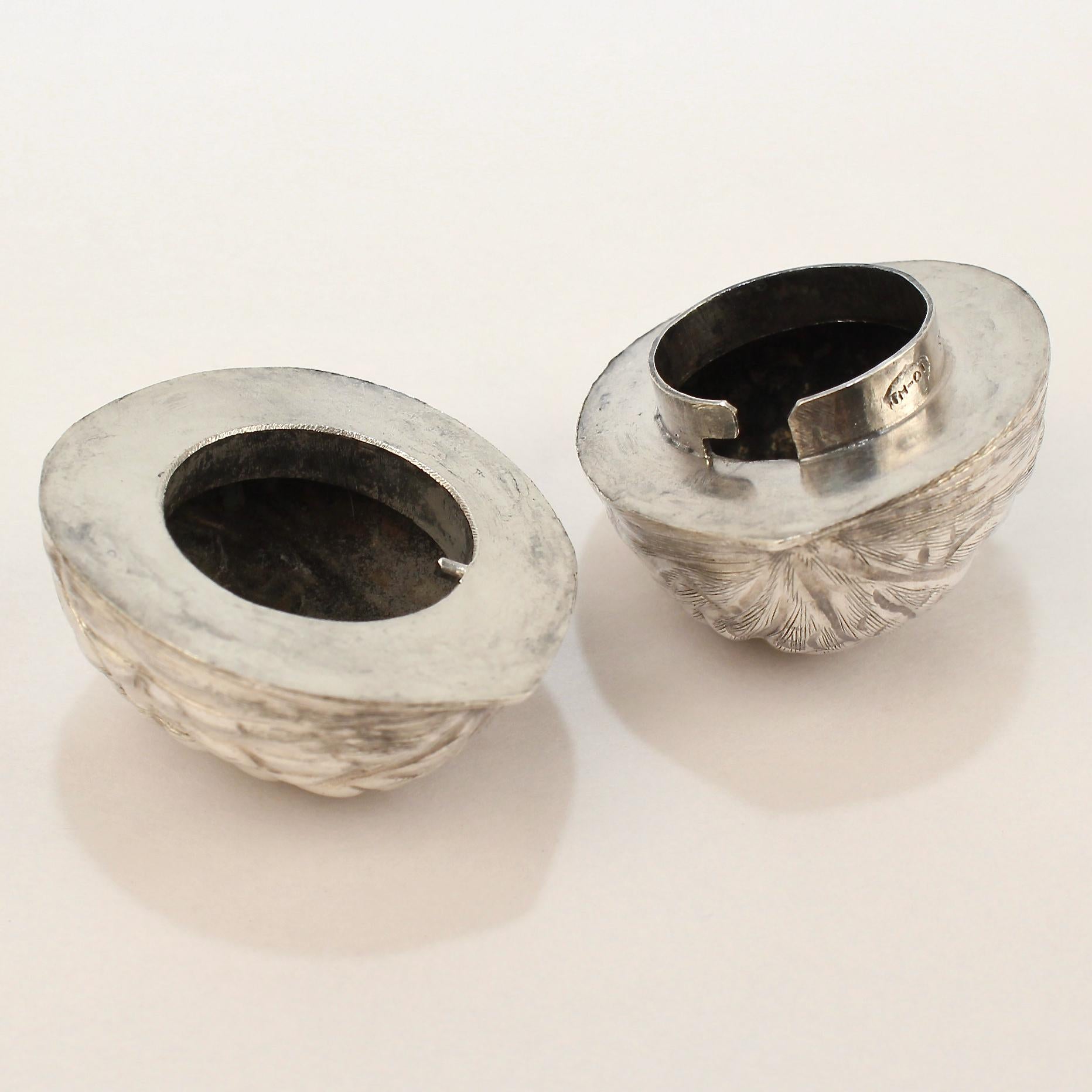 Figurale mexikanische Pillendose aus Sterlingsilber und Nussbaumholz aus der Sammlung Mario Buatta 3