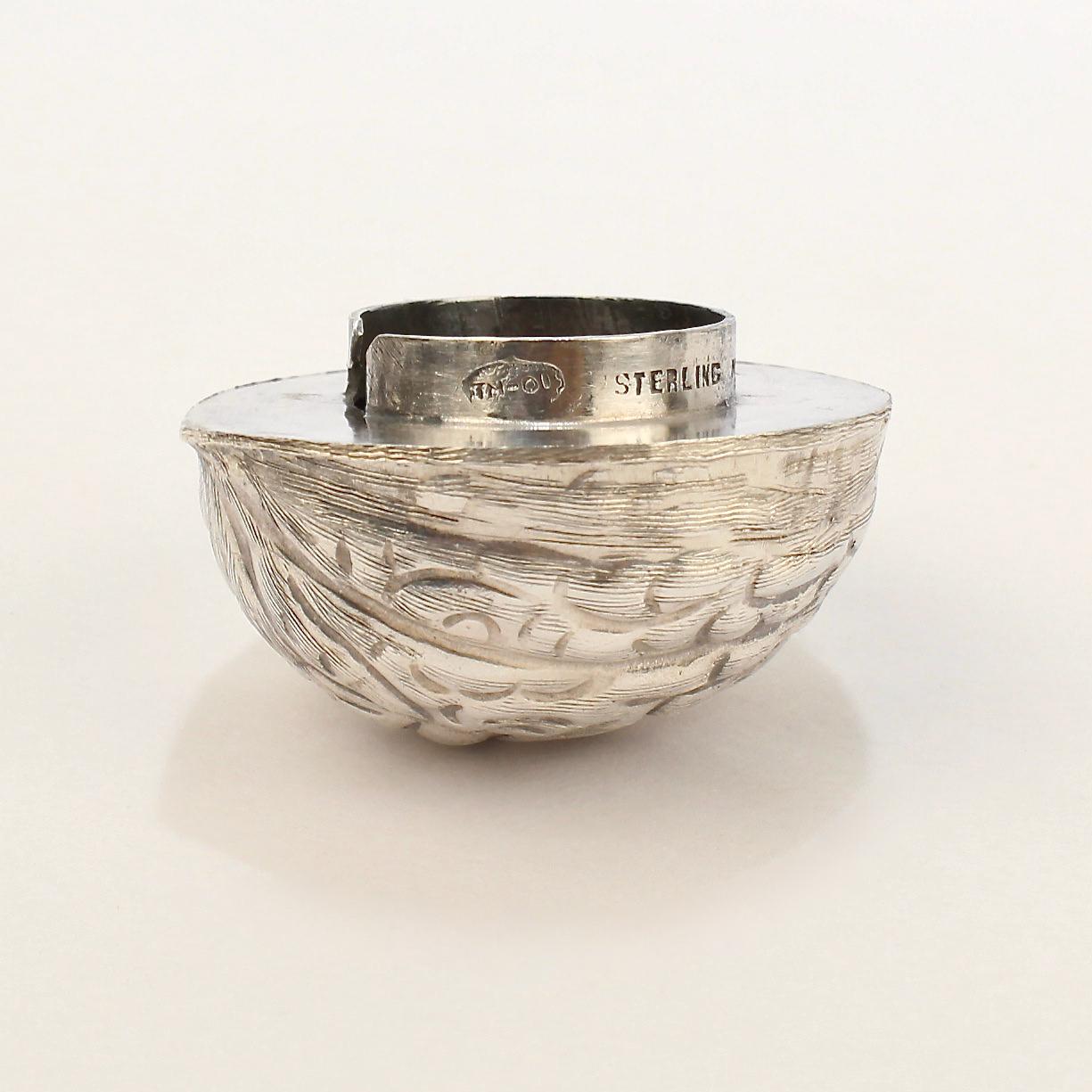 Figurale mexikanische Pillendose aus Sterlingsilber und Nussbaumholz aus der Sammlung Mario Buatta 4