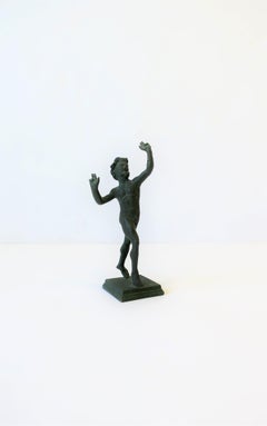 Escultura de bronce de Baco, dios griego del vino, desnudo y desnudo