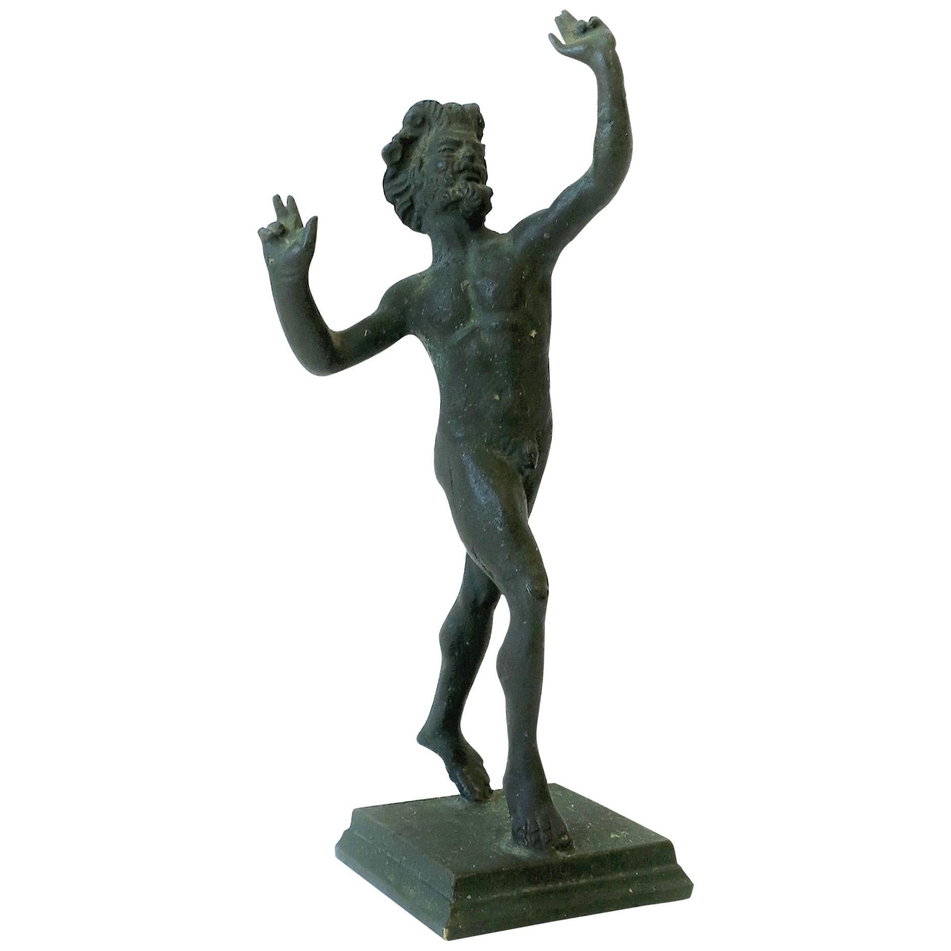 Scultura in bronzo figurata del dio del vino greco Bacco, nudo, statua