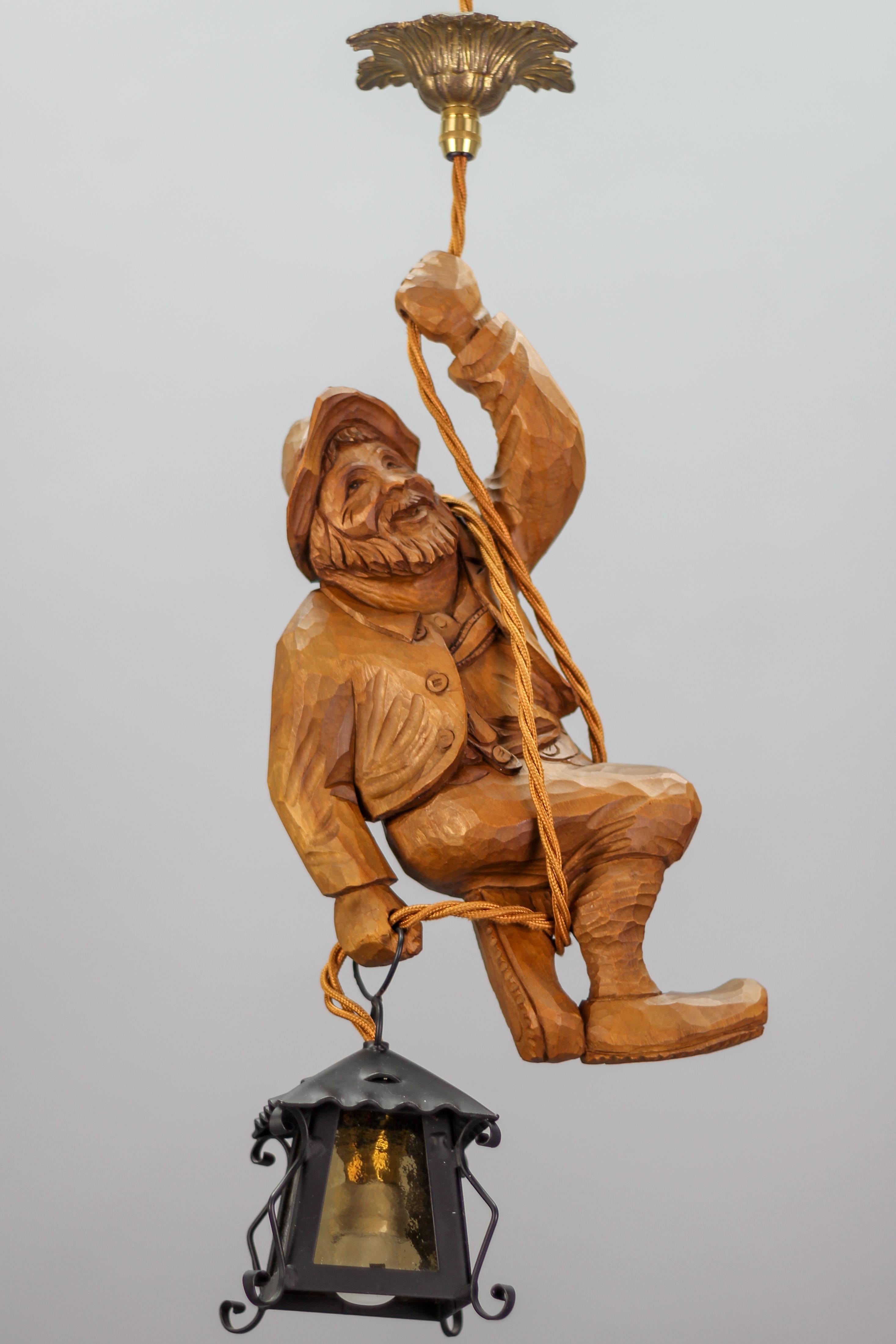 Lampe à suspension figurative avec une figure de grimpante de montagne sculptée et une lanterne, Allemagne en vente 1