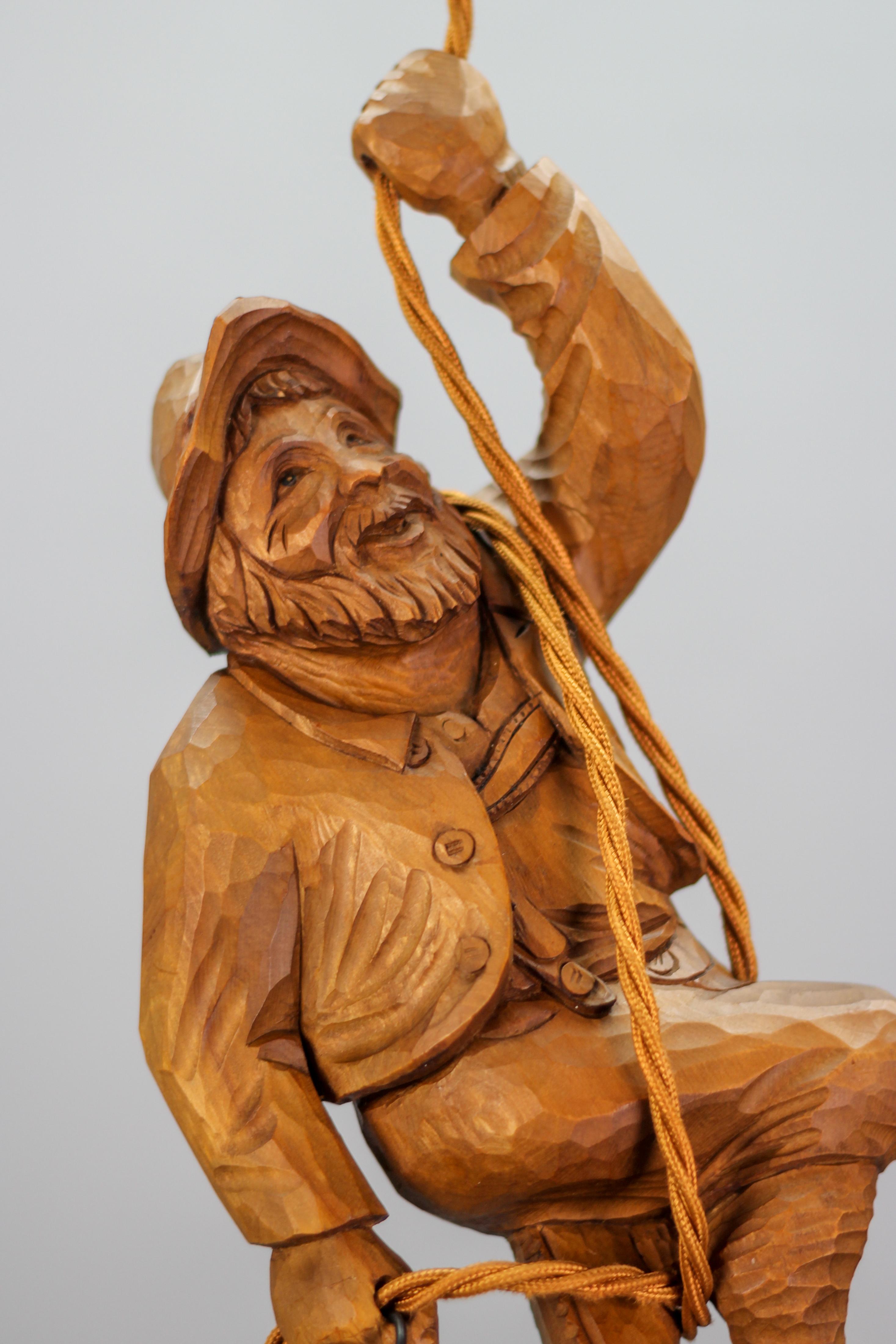 Lampe à suspension figurative avec une figure de grimpante de montagne sculptée et une lanterne, Allemagne en vente 2
