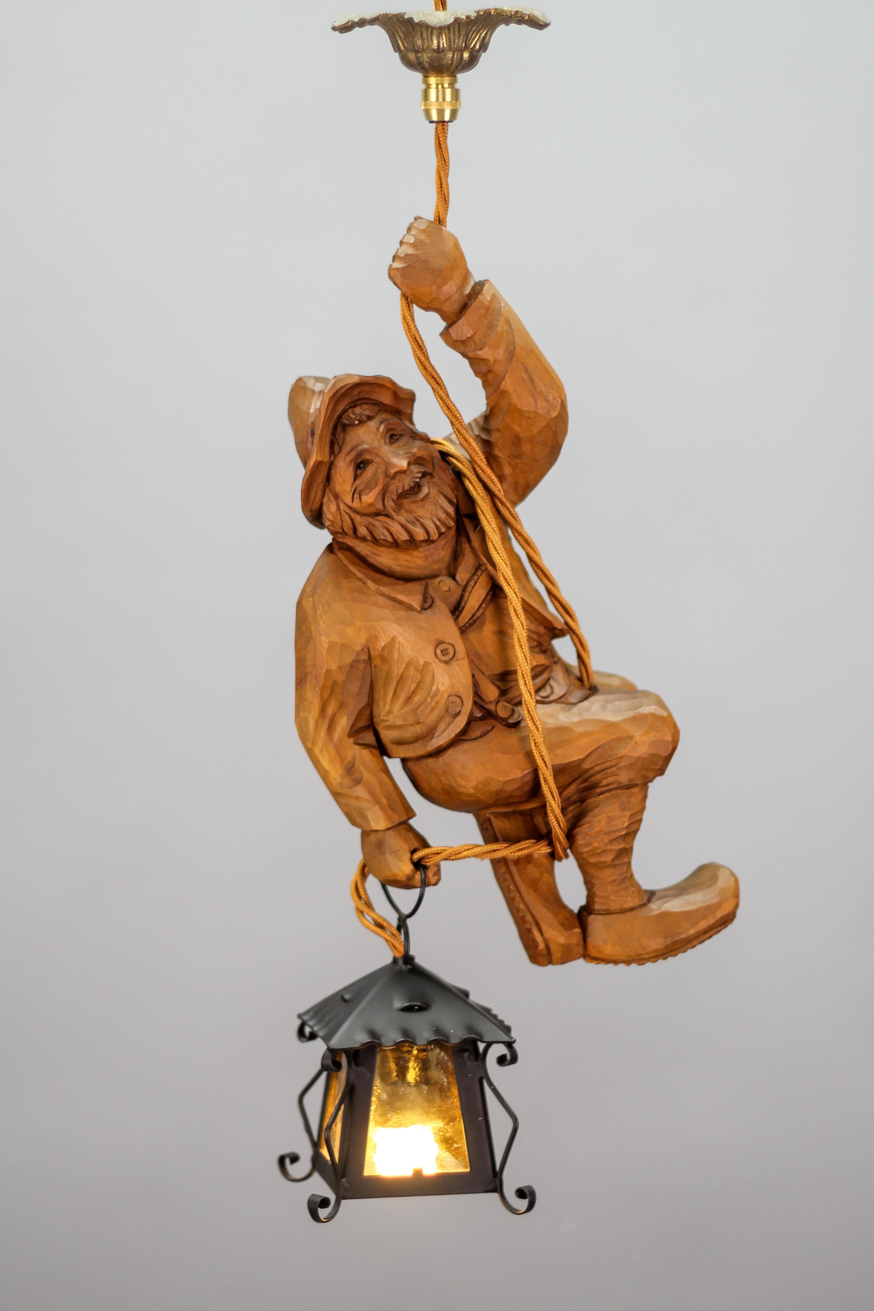 Lampe à suspension figurative avec une figure de grimpante de montagne sculptée et une lanterne, Allemagne en vente 4
