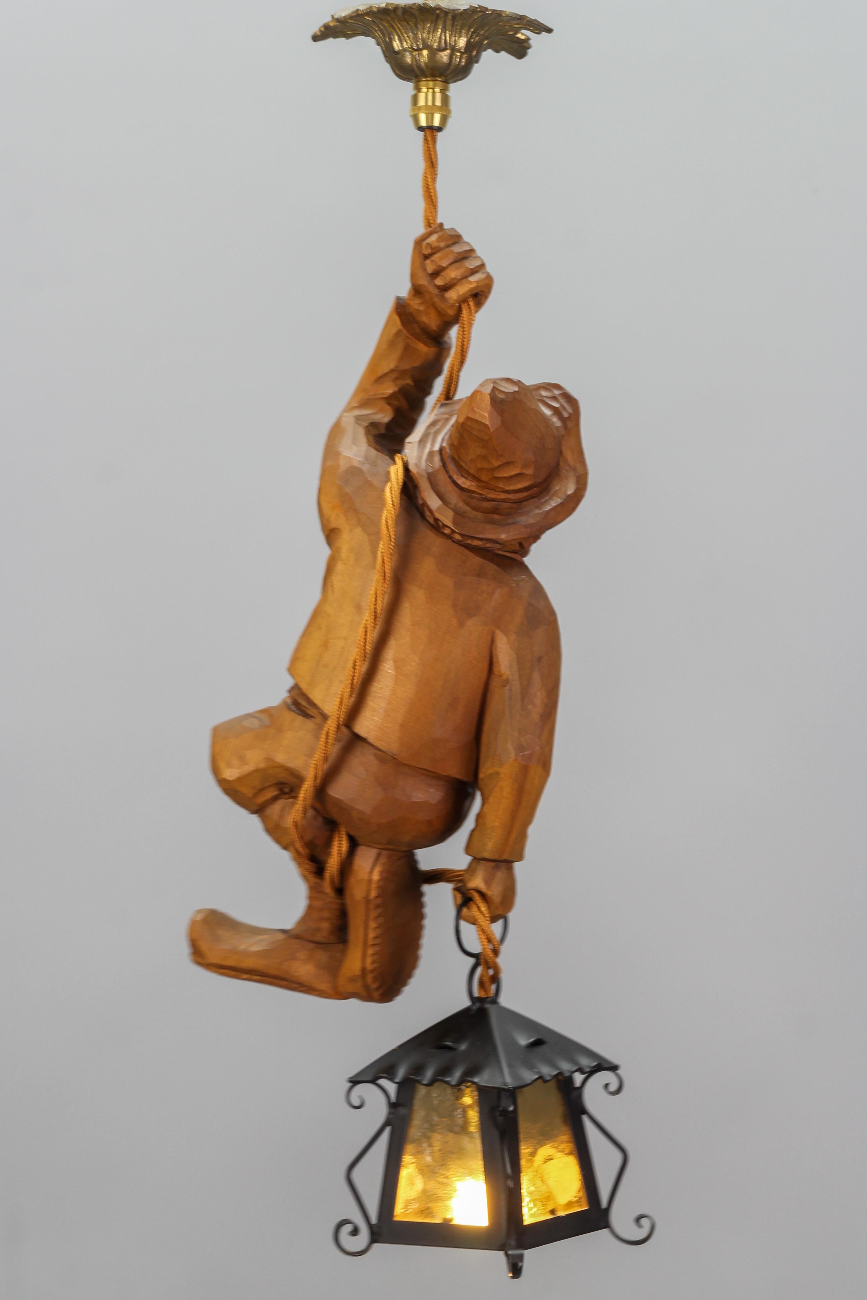Allemand Lampe à suspension figurative avec une figure de grimpante de montagne sculptée et une lanterne, Allemagne en vente