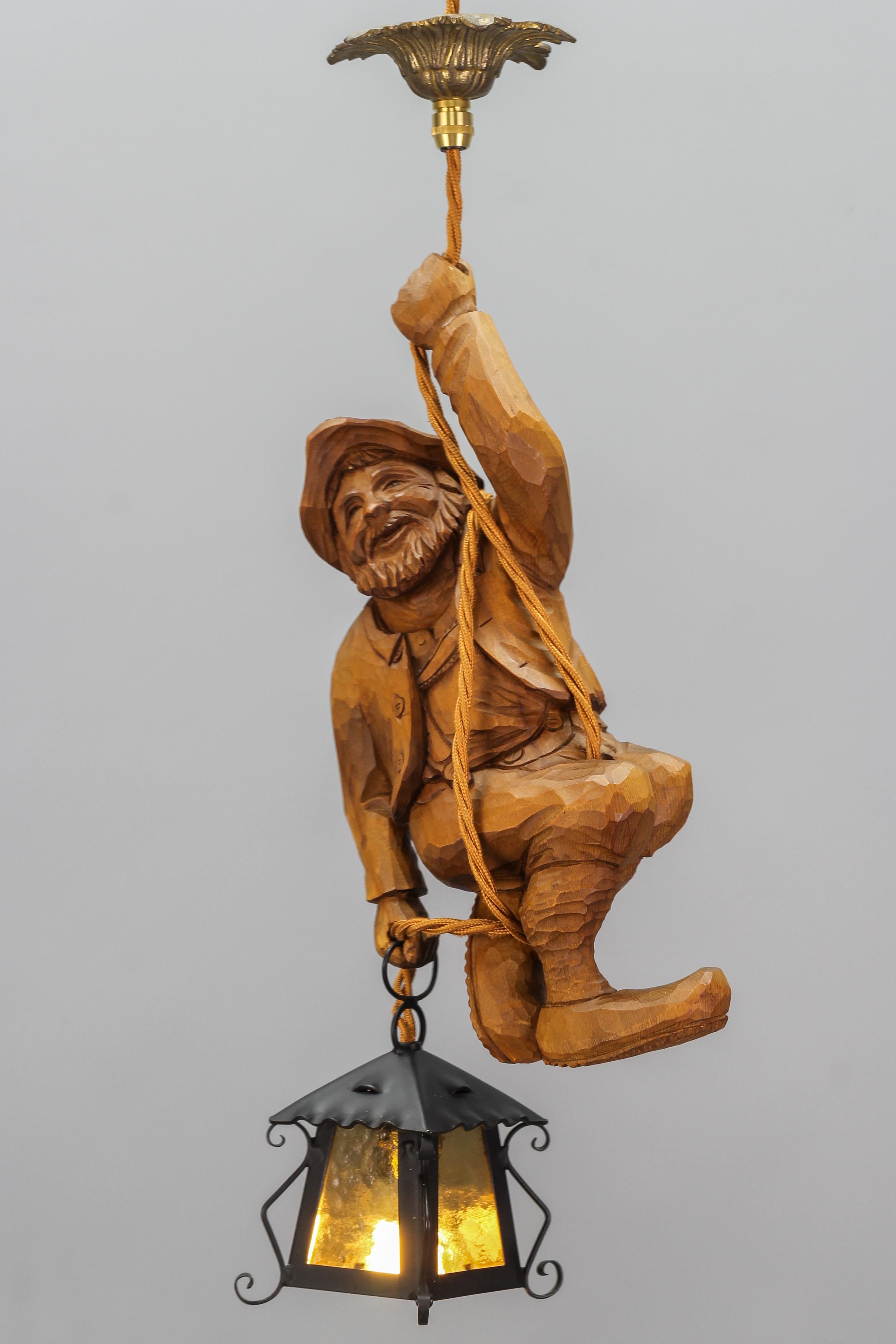 Lampe à suspension figurative avec une figure de grimpante de montagne sculptée et une lanterne, Allemagne Bon état - En vente à Barntrup, DE