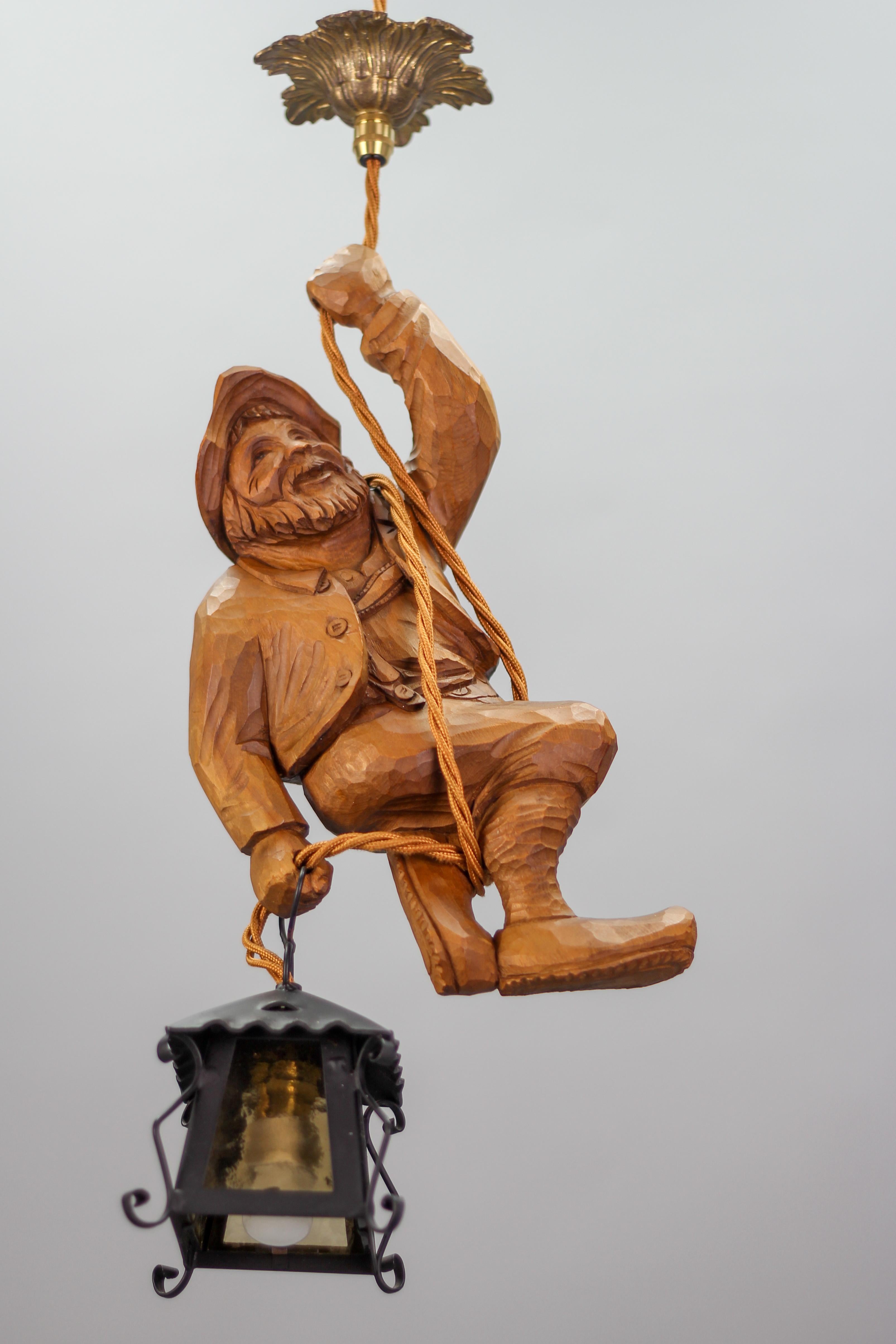 Fin du 20e siècle Lampe à suspension figurative avec une figure de grimpante de montagne sculptée et une lanterne, Allemagne en vente
