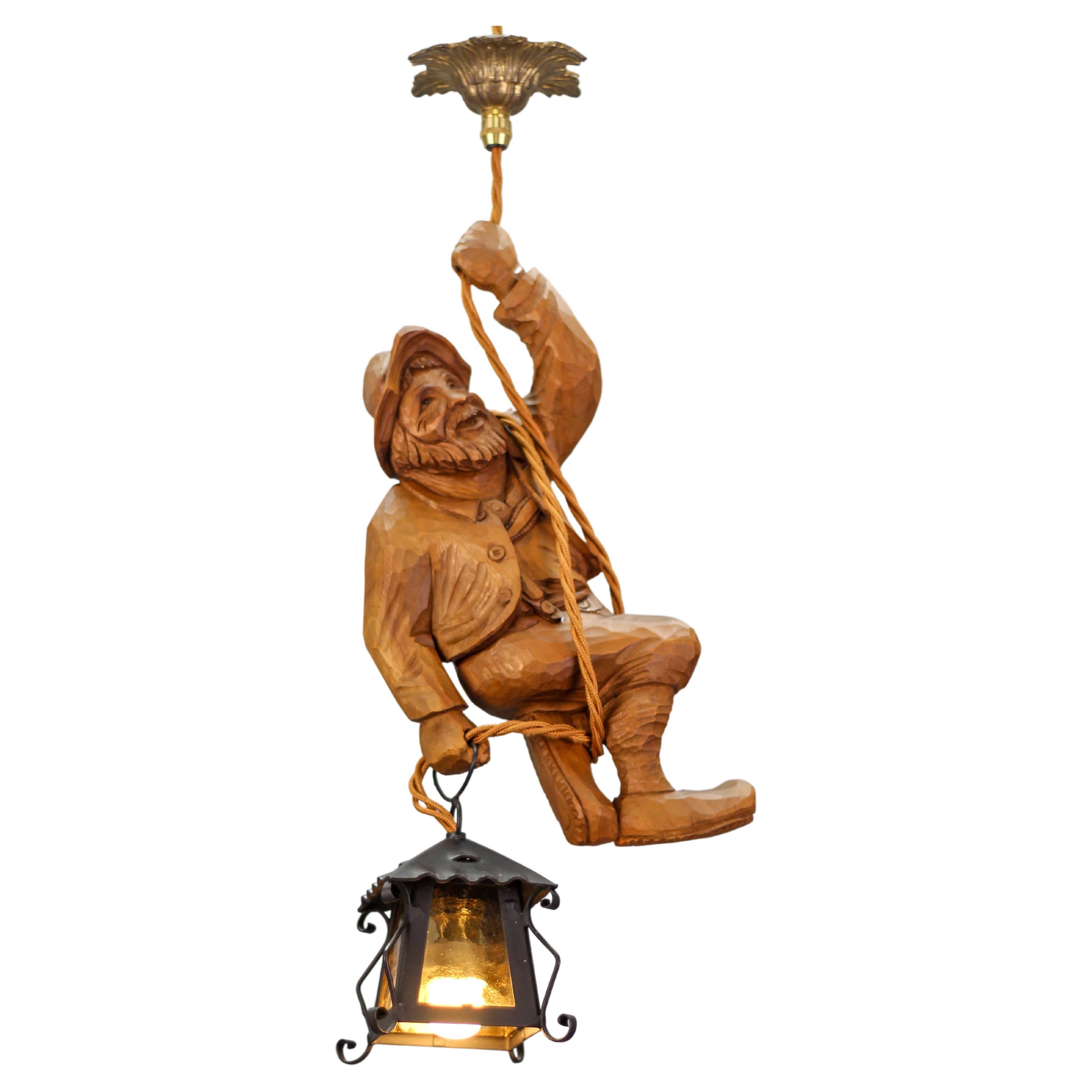 Lampe à suspension figurative avec une figure de grimpante de montagne sculptée et une lanterne, Allemagne en vente